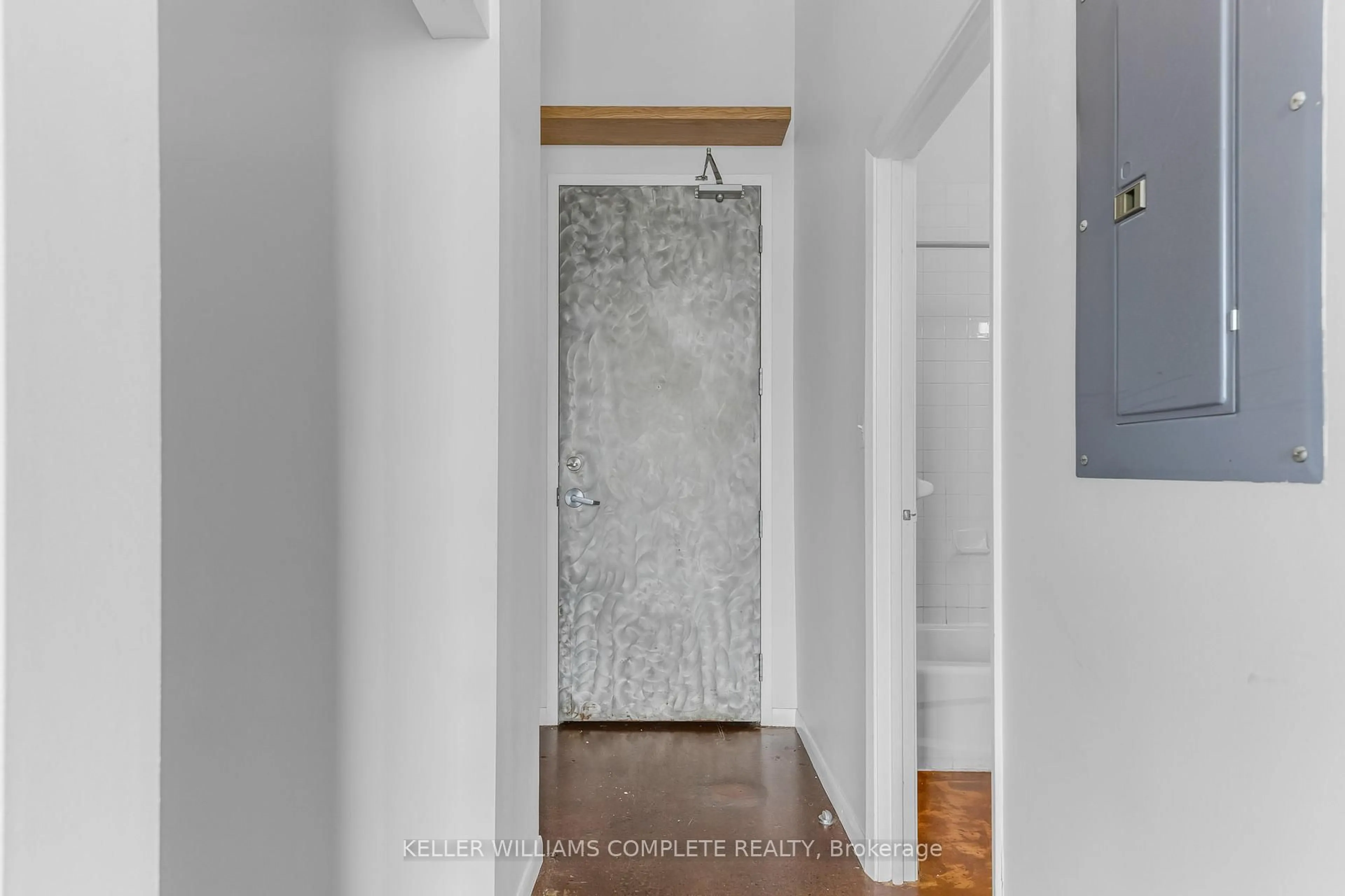 Indoor entryway for 11 Rebecca St #402, Hamilton Ontario L8R 3H7
