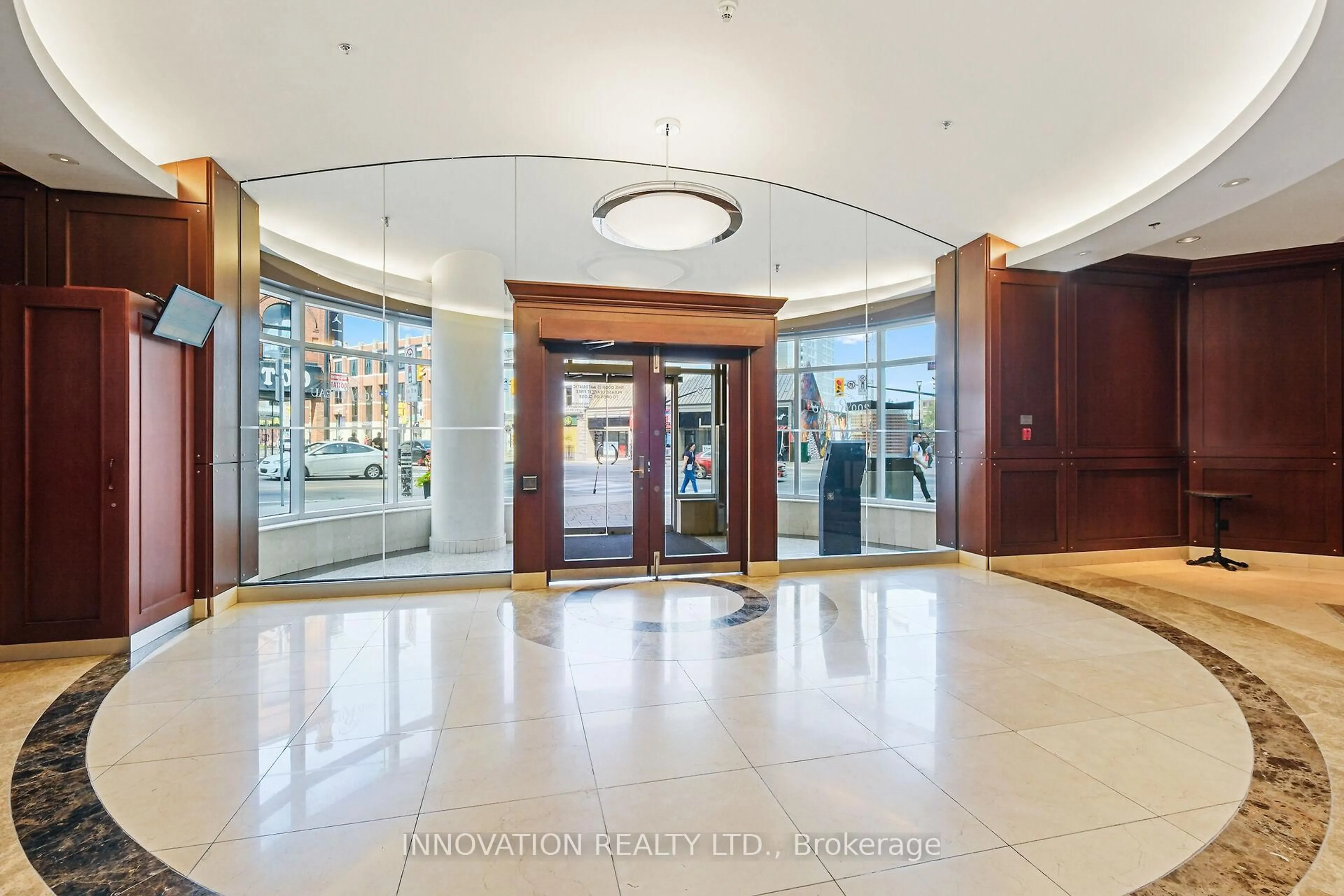 Indoor foyer for 200 Rideau St #906, Ottawa Ontario K1N 5Y1