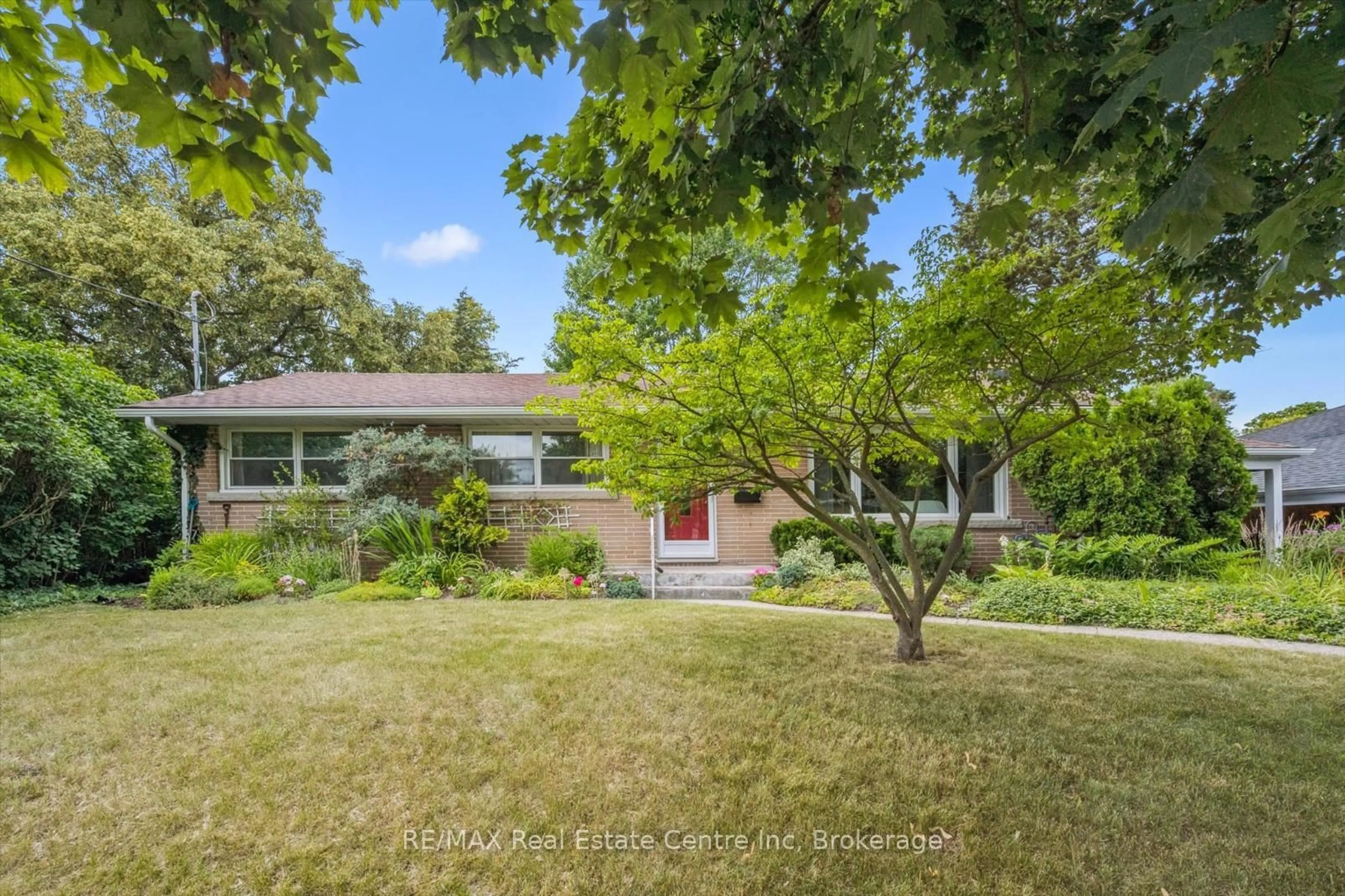 A pic from outside/outdoor area/front of a property/back of a property/a pic from drone, street for 29 Echo Dr, Guelph Ontario N1G 1H1