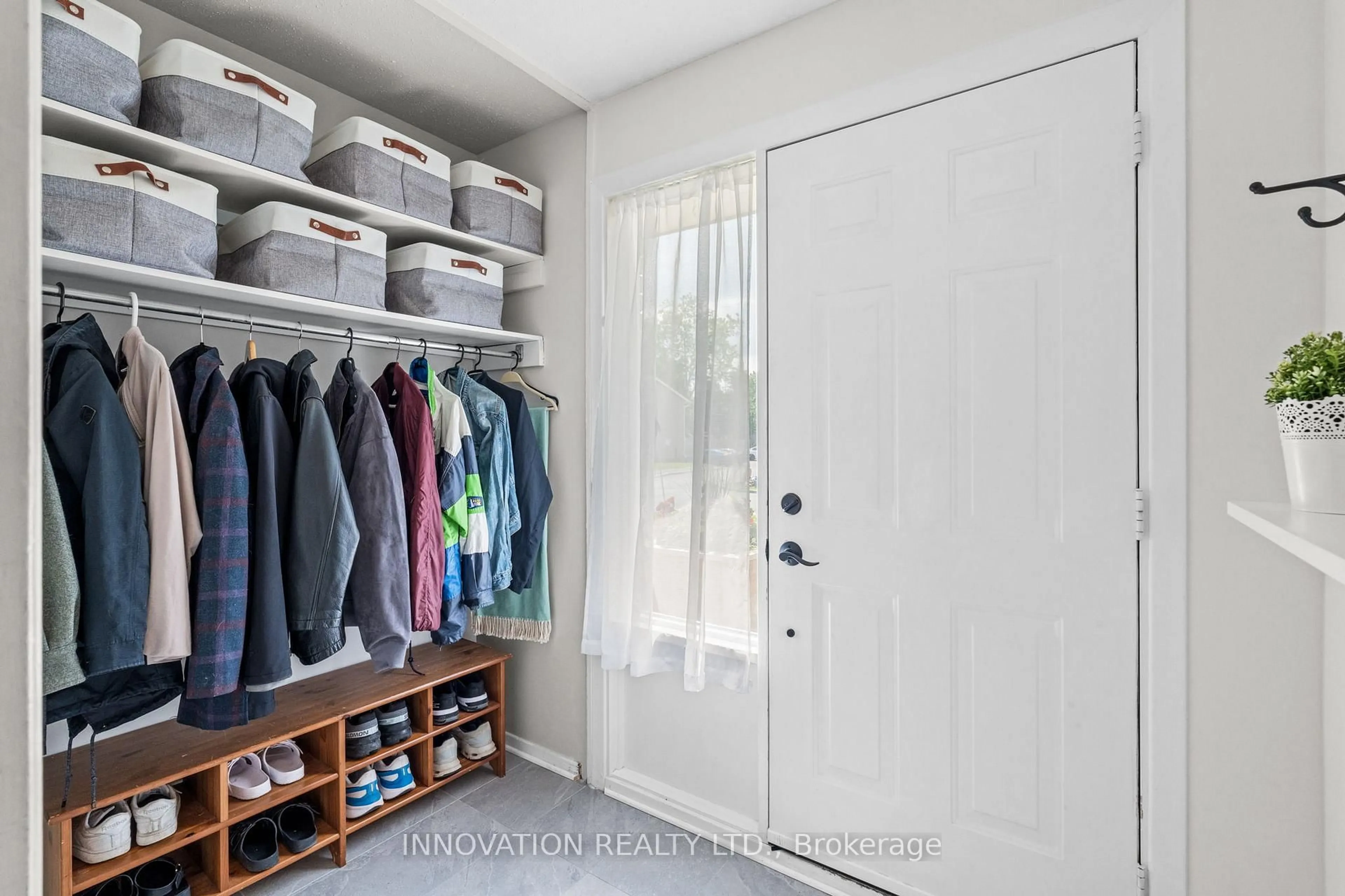 Indoor entryway for 203 Monterey Dr, Ottawa Ontario K2H 7A9