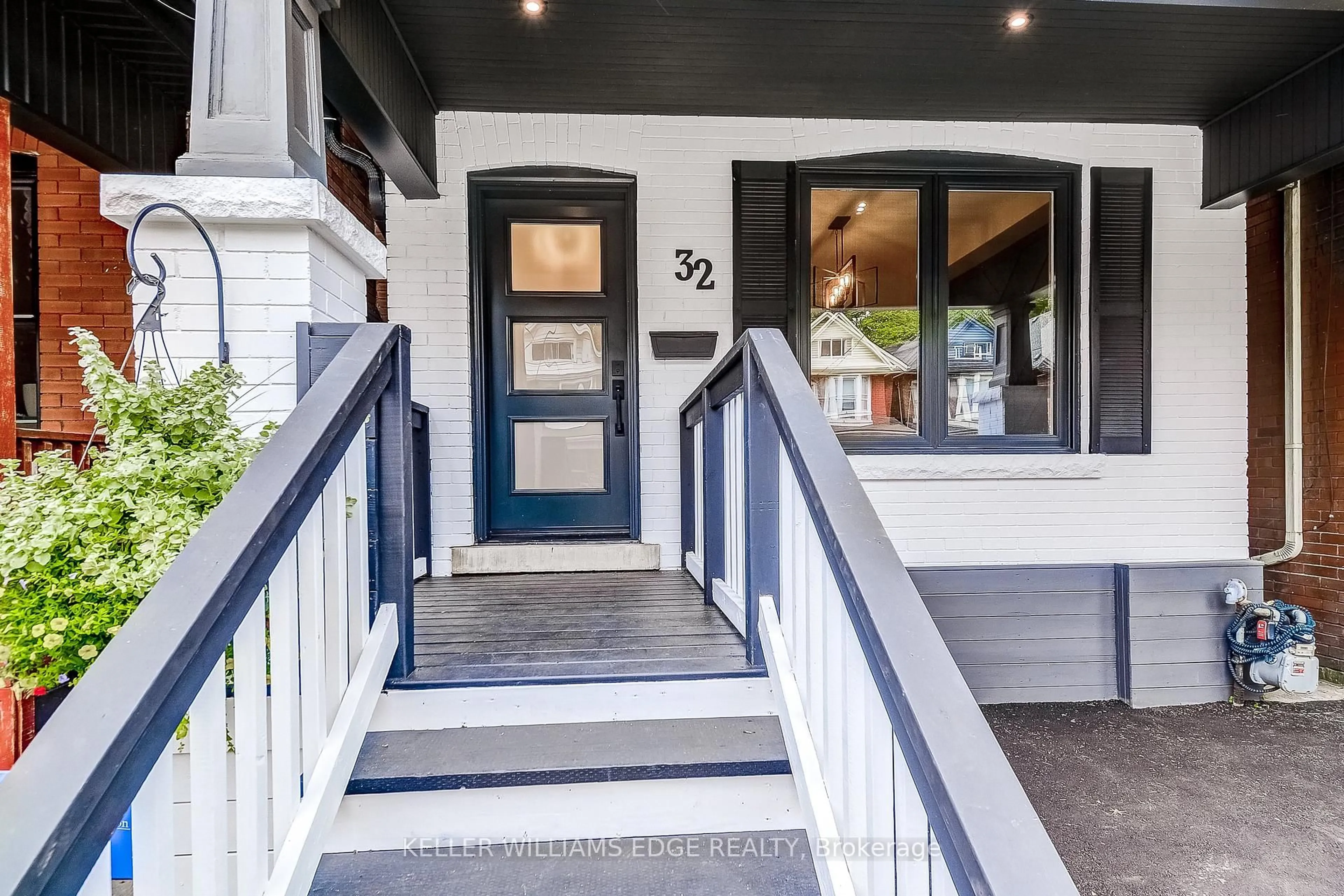 Indoor entryway for 32 Cumberland Ave, Hamilton Ontario L8M 1Y7
