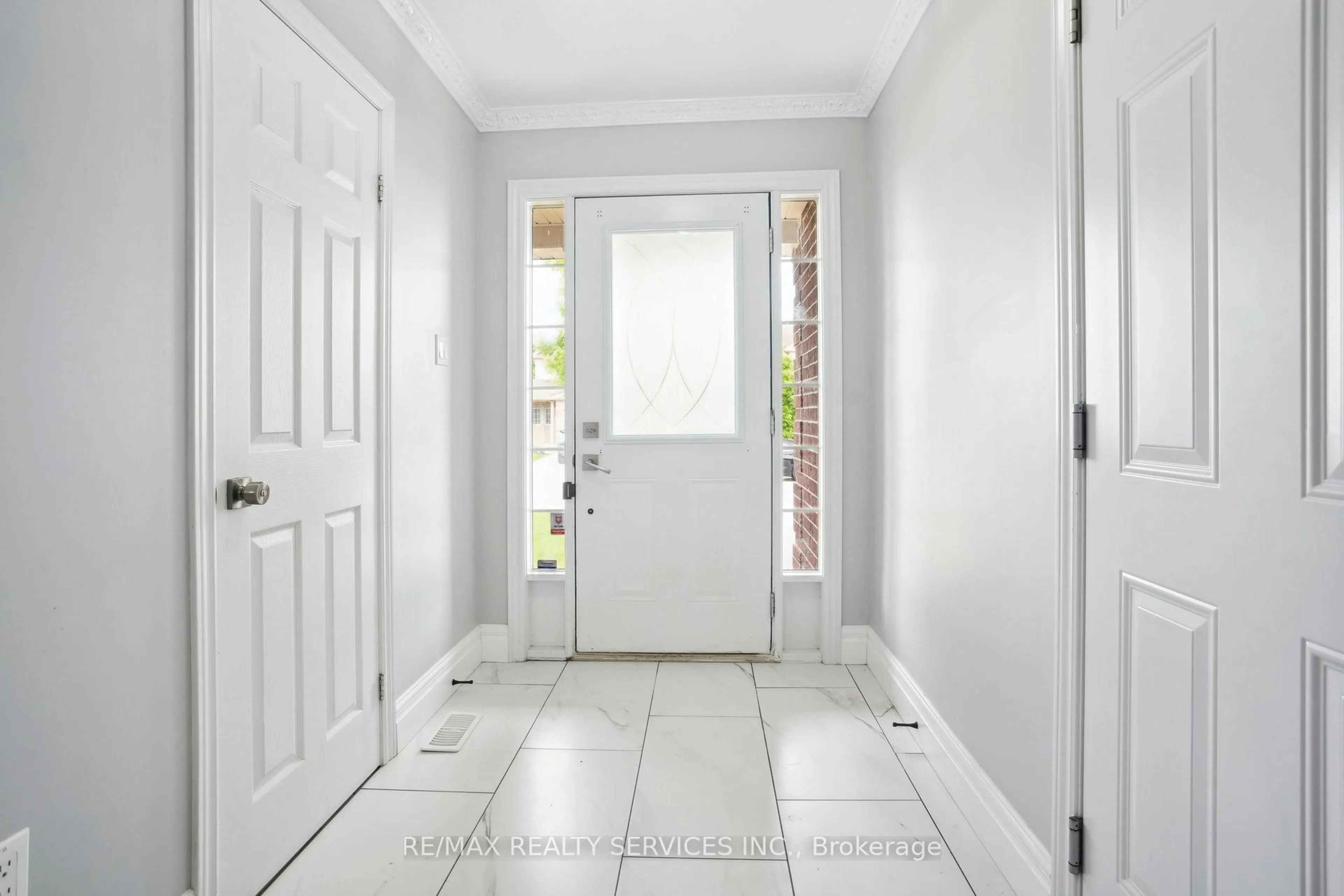 Indoor entryway for 1182 Silverfox Dr, London North Ontario N6G 0C8