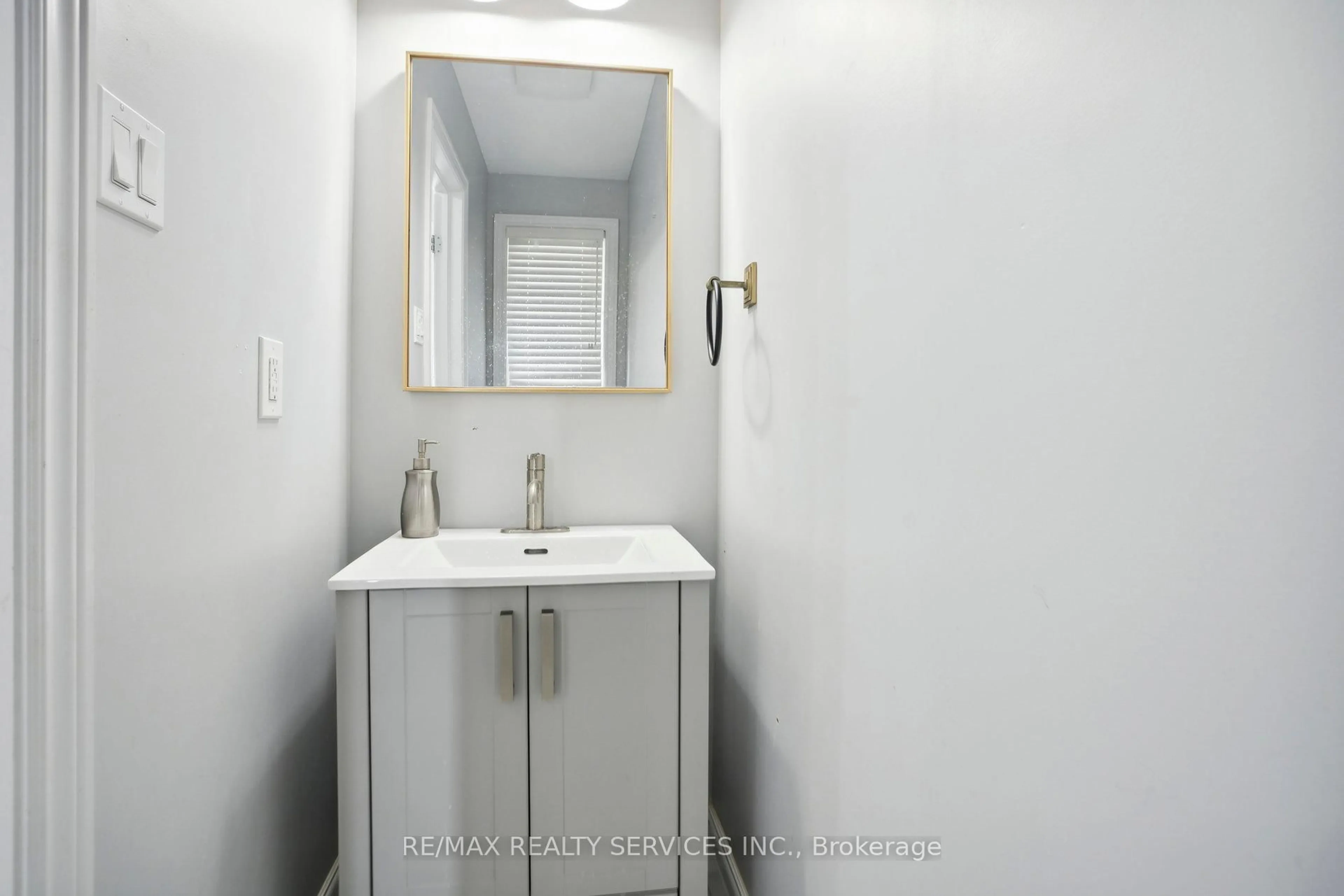 Standard bathroom, ceramic/tile floor for 1182 Silverfox Dr, London North Ontario N6G 0C8
