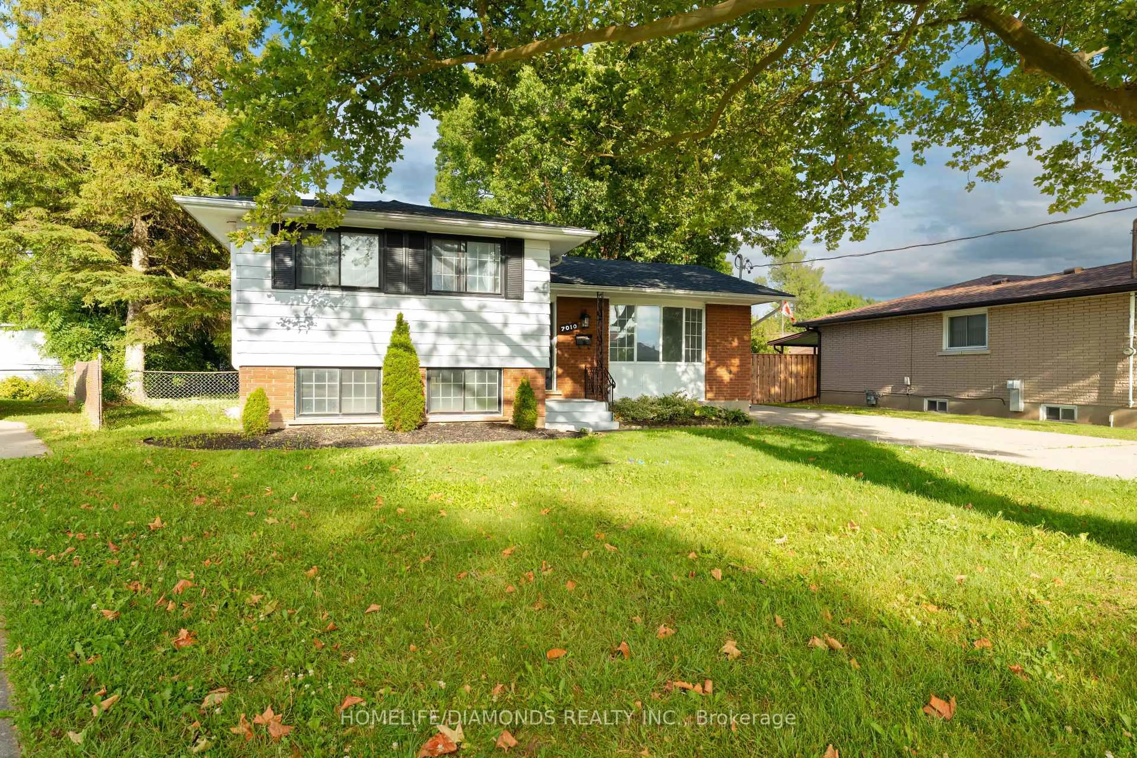 Home with brick exterior material, street for 7010 WHITMAN Ave, Niagara Falls Ontario L2G 5B6