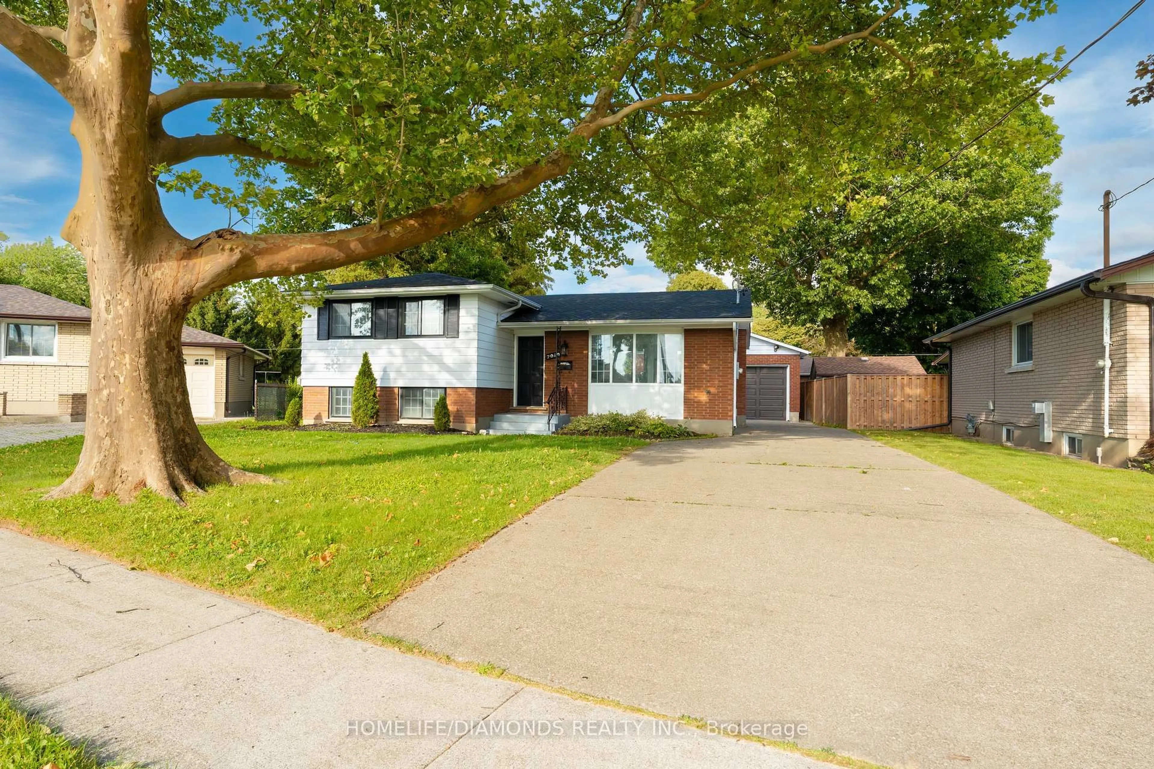 A pic from outside/outdoor area/front of a property/back of a property/a pic from drone, street for 7010 WHITMAN Ave, Niagara Falls Ontario L2G 5B6