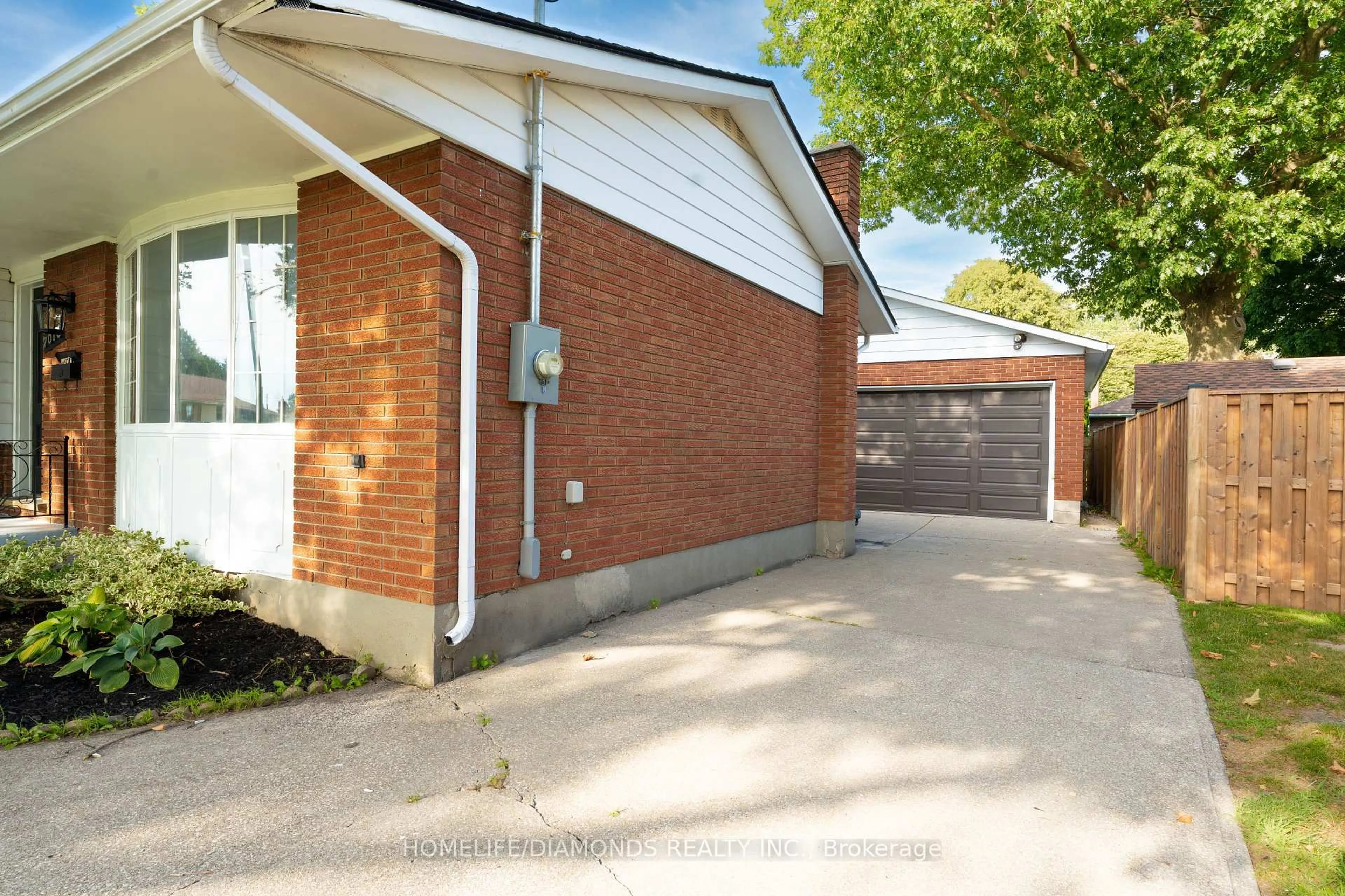 Home with brick exterior material, street for 7010 WHITMAN Ave, Niagara Falls Ontario L2G 5B6