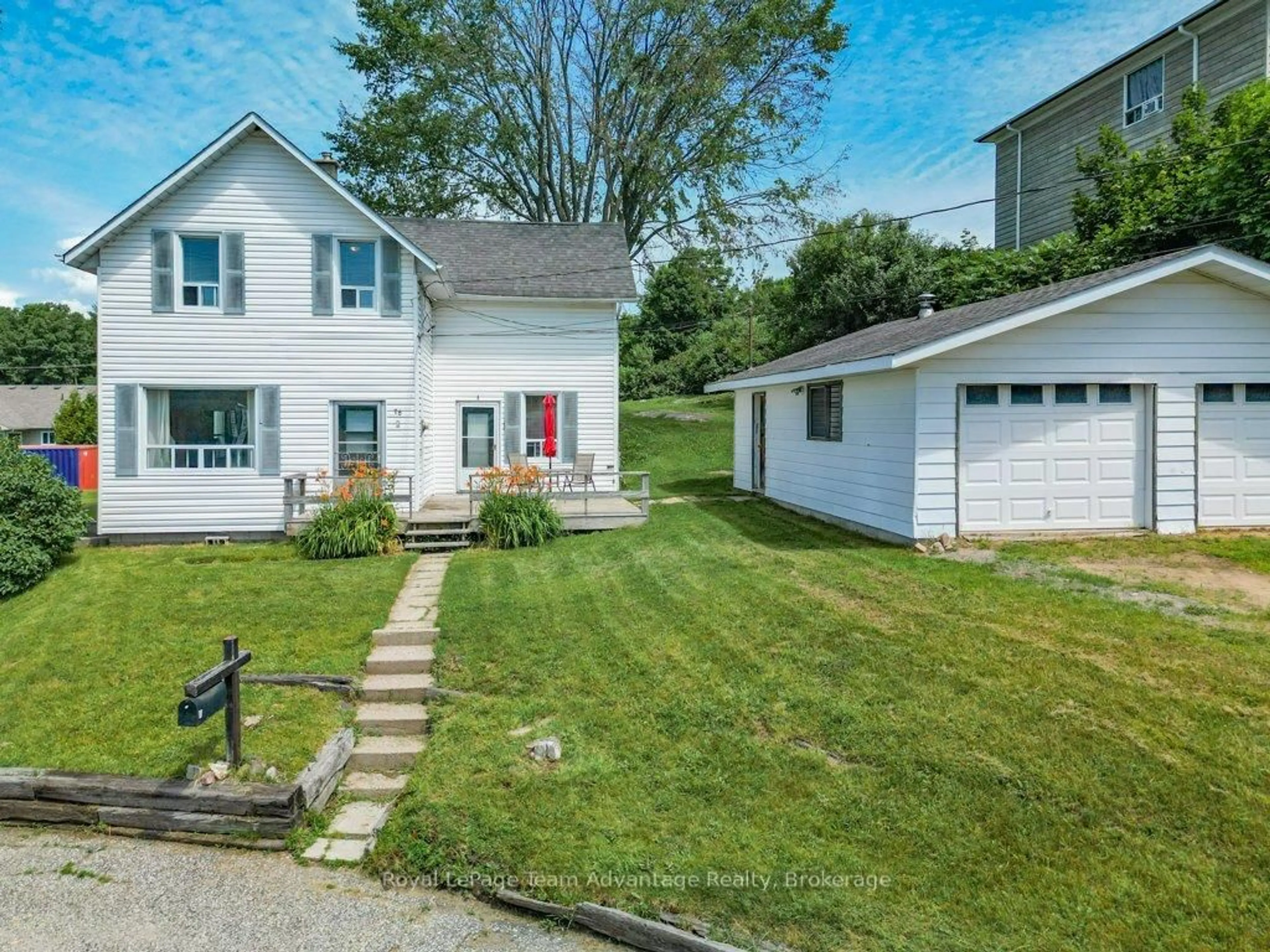A pic from outside/outdoor area/front of a property/back of a property/a pic from drone, street for 76 Bowes St, Parry Sound Ontario P2A 2L7