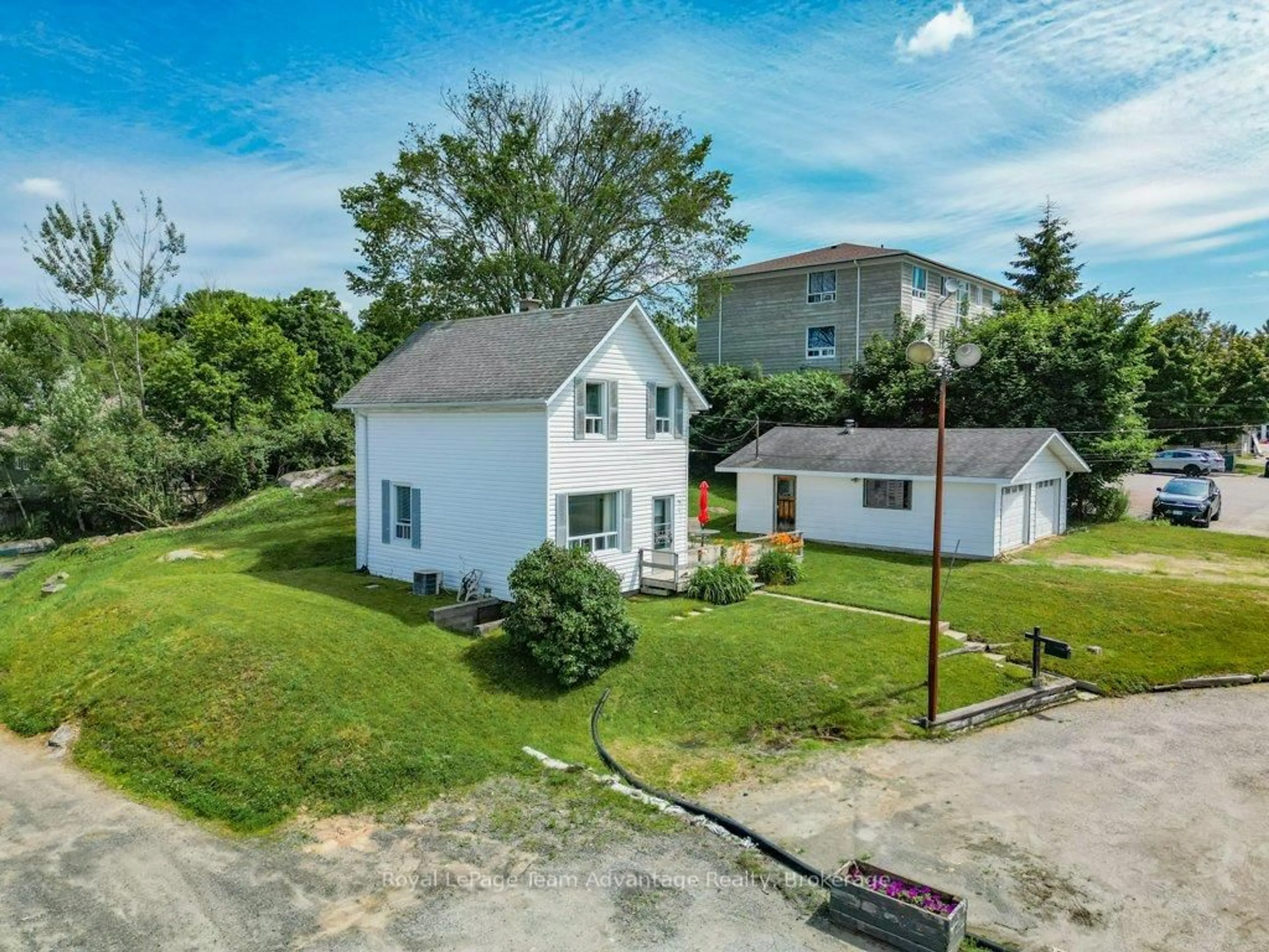 A pic from outside/outdoor area/front of a property/back of a property/a pic from drone, unknown for 76 Bowes St, Parry Sound Ontario P2A 2L7