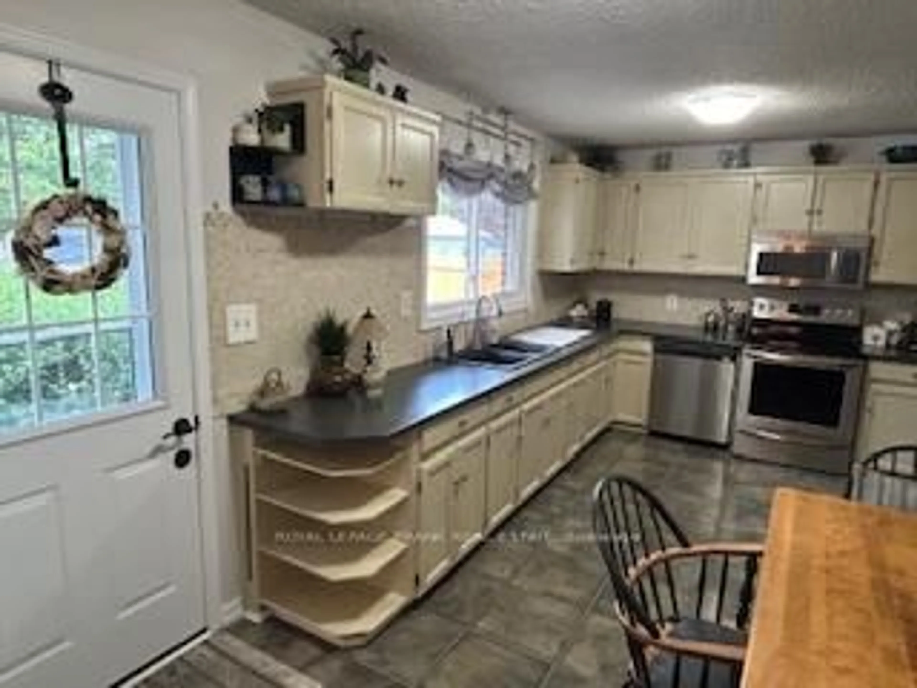 Open concept kitchen, ceramic/tile floor for 654 Mystic Cres, Selwyn Ontario K0L 1T0
