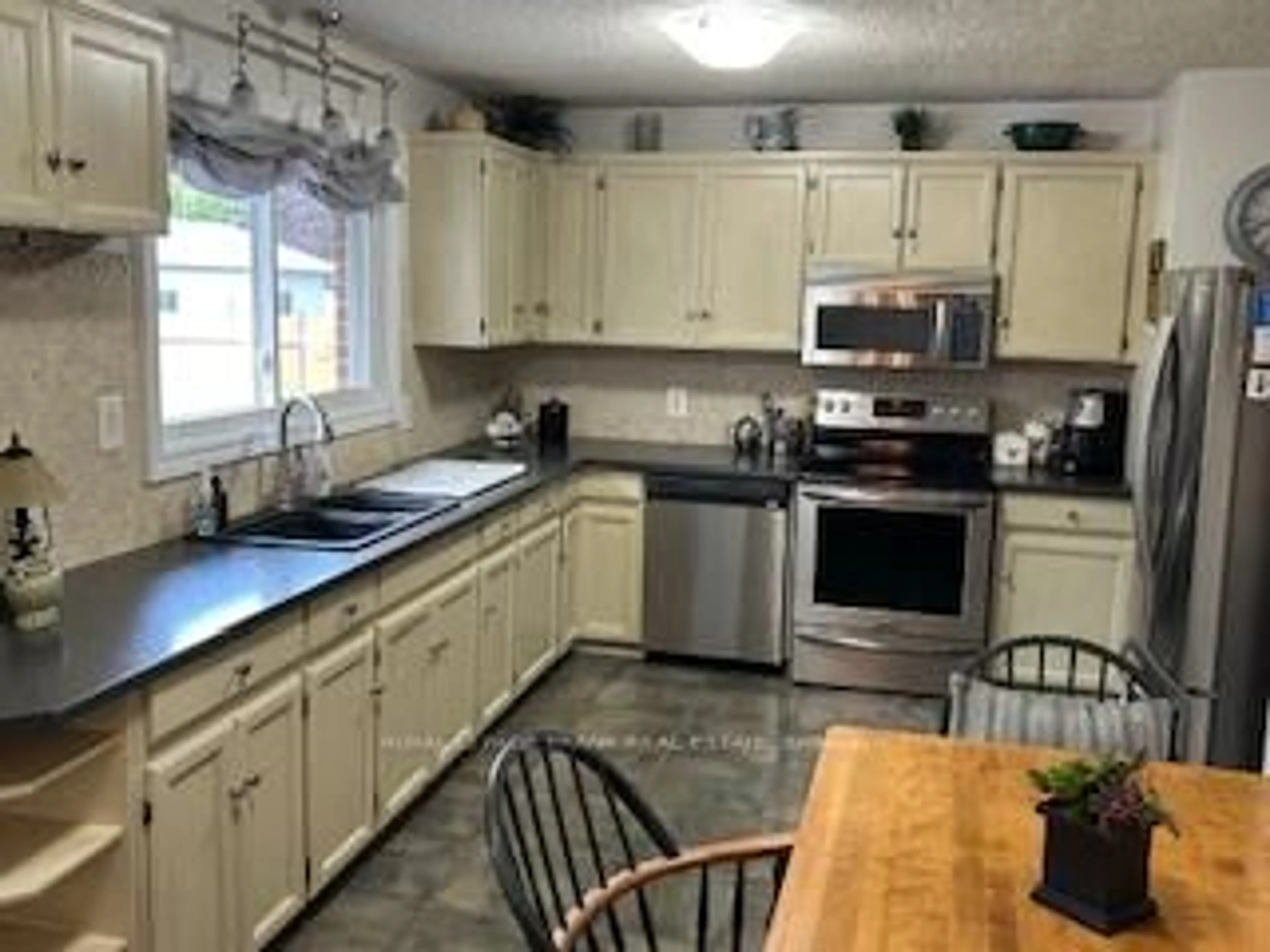 Open concept kitchen, unknown for 654 Mystic Cres, Selwyn Ontario K0L 1T0