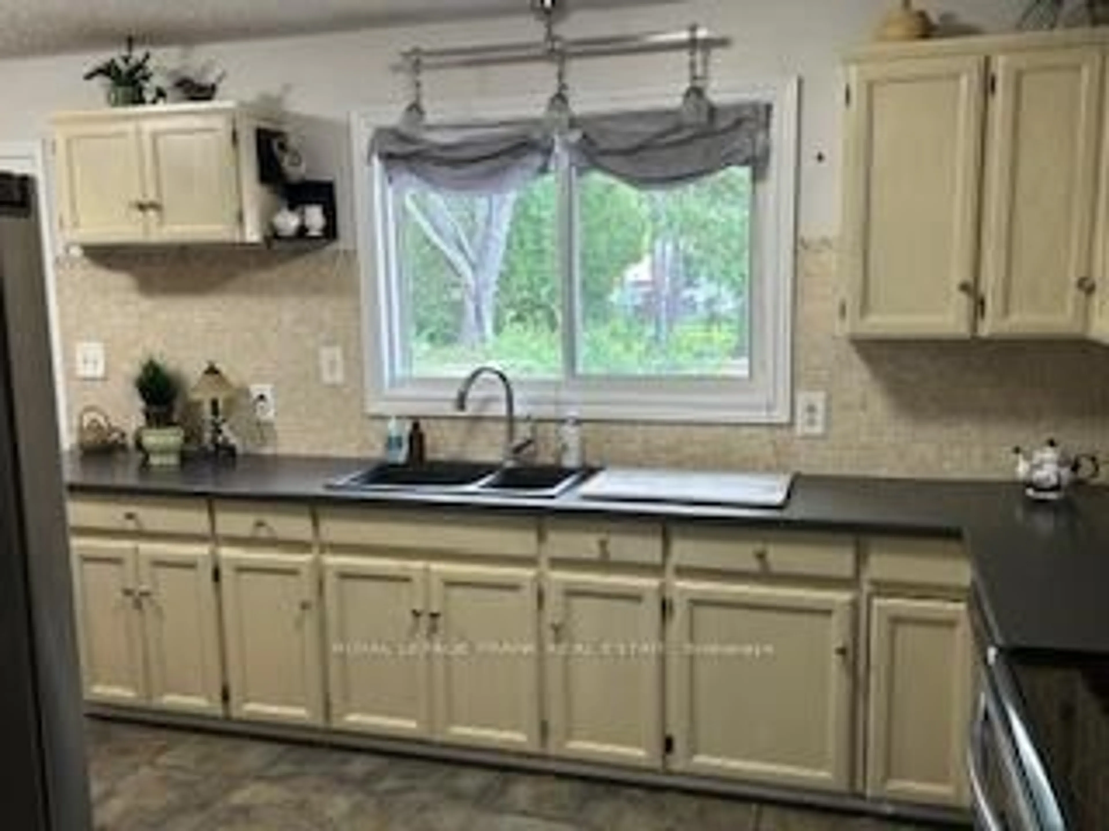Unknown for 654 Mystic Cres, Selwyn Ontario K0L 1T0