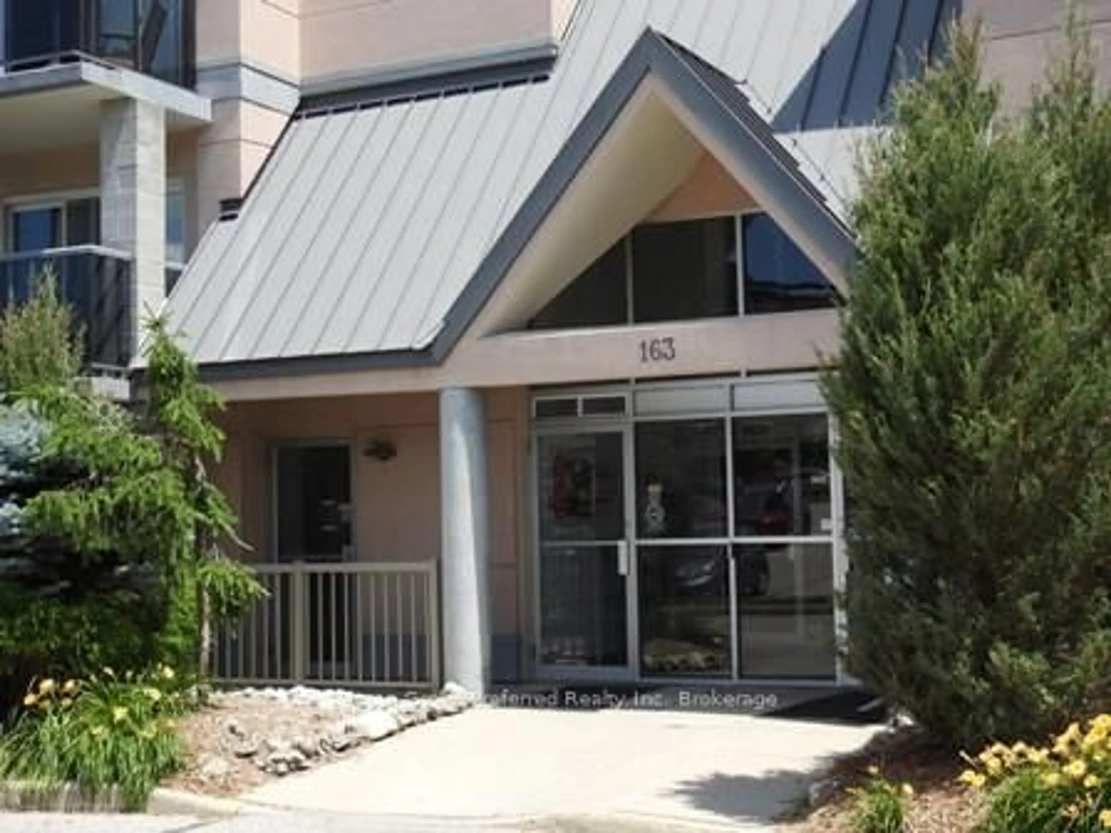 Indoor foyer for 163 Ferguson Ave #102, Woodstock Ontario N4V 1B1