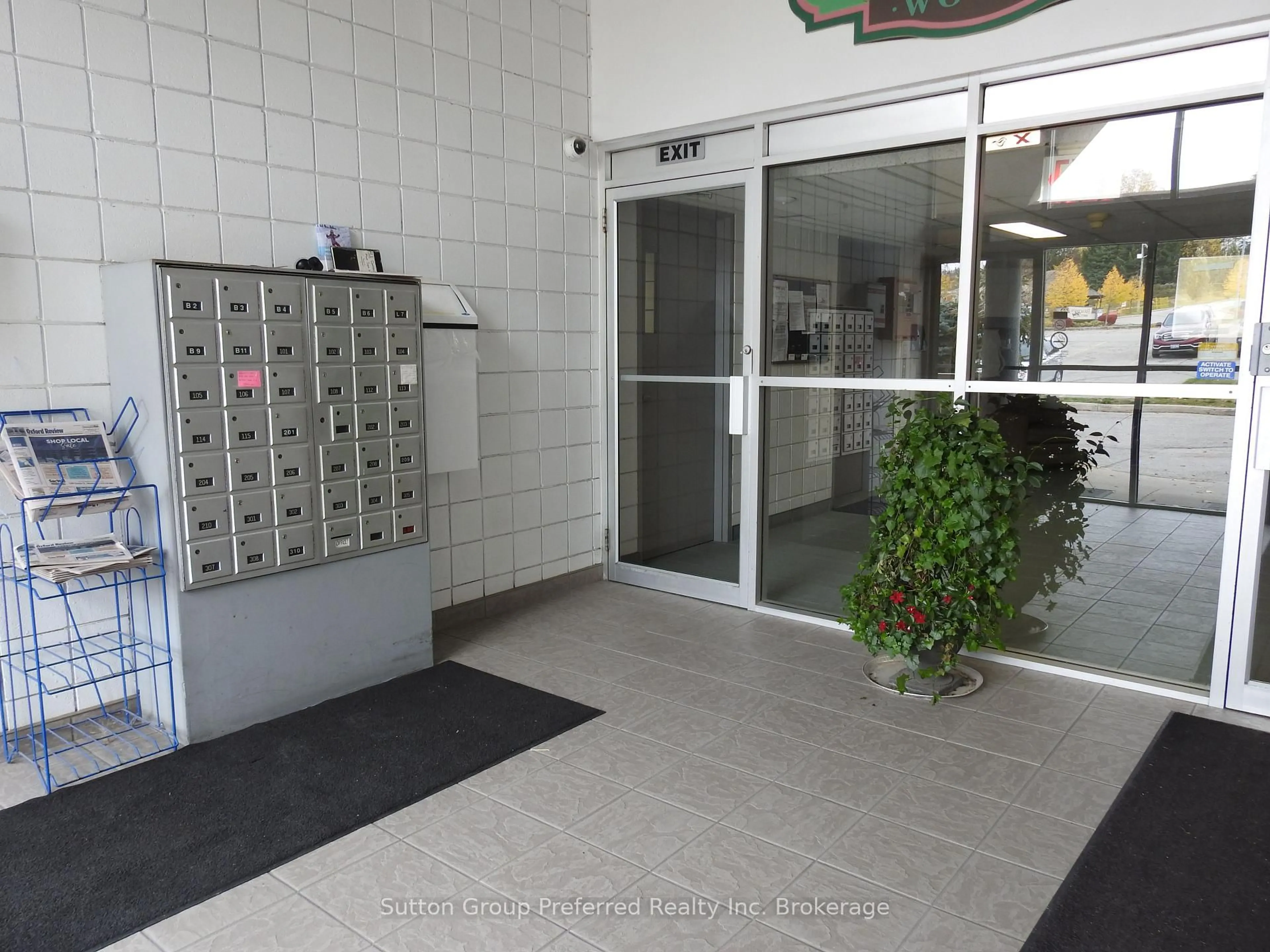 Indoor foyer for 163 Ferguson Ave #102, Woodstock Ontario N4V 1B1