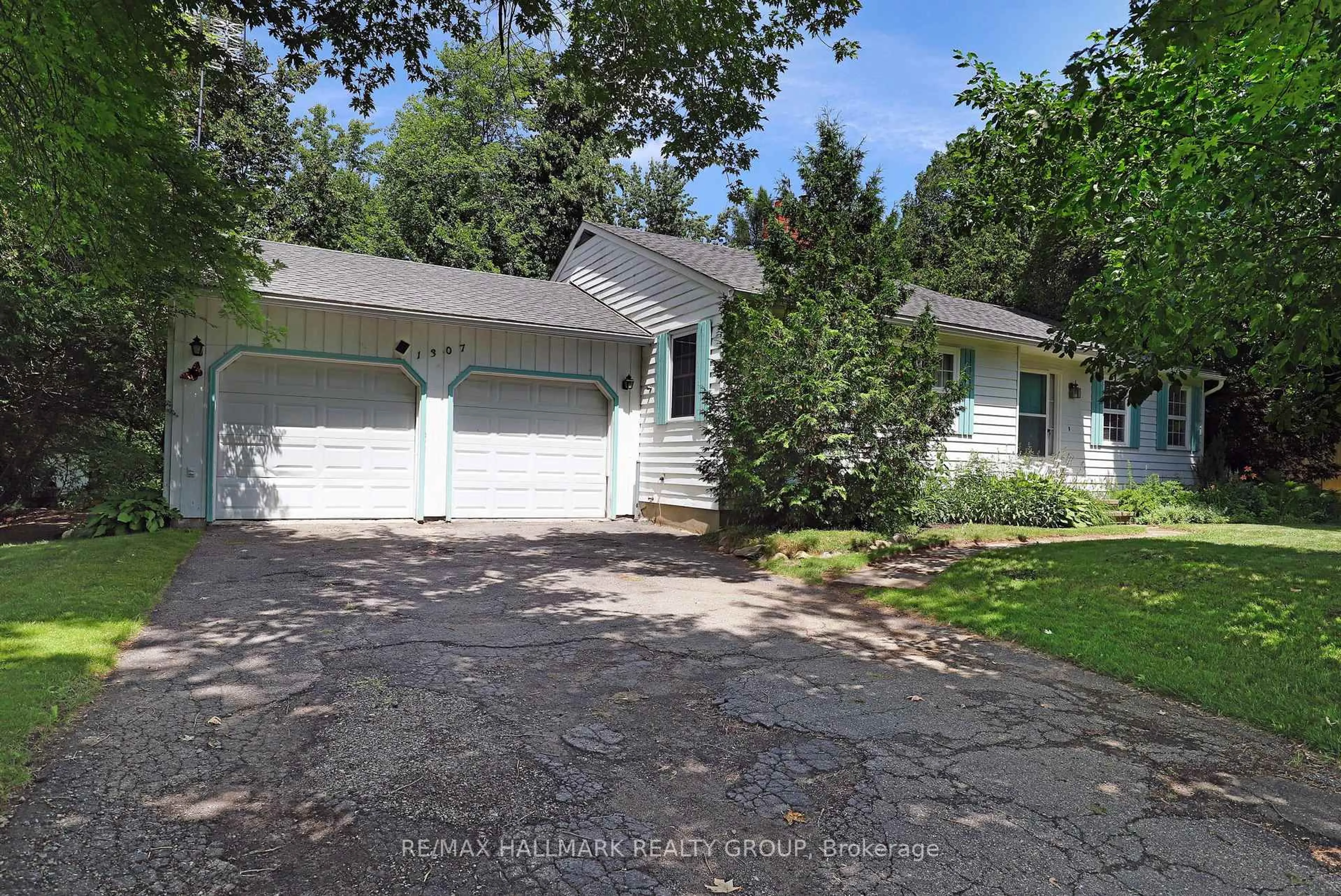 A pic from outside/outdoor area/front of a property/back of a property/a pic from drone, water/lake/river/ocean view for 1307 Fairway Dr, Manotick Ontario K4M 1B3