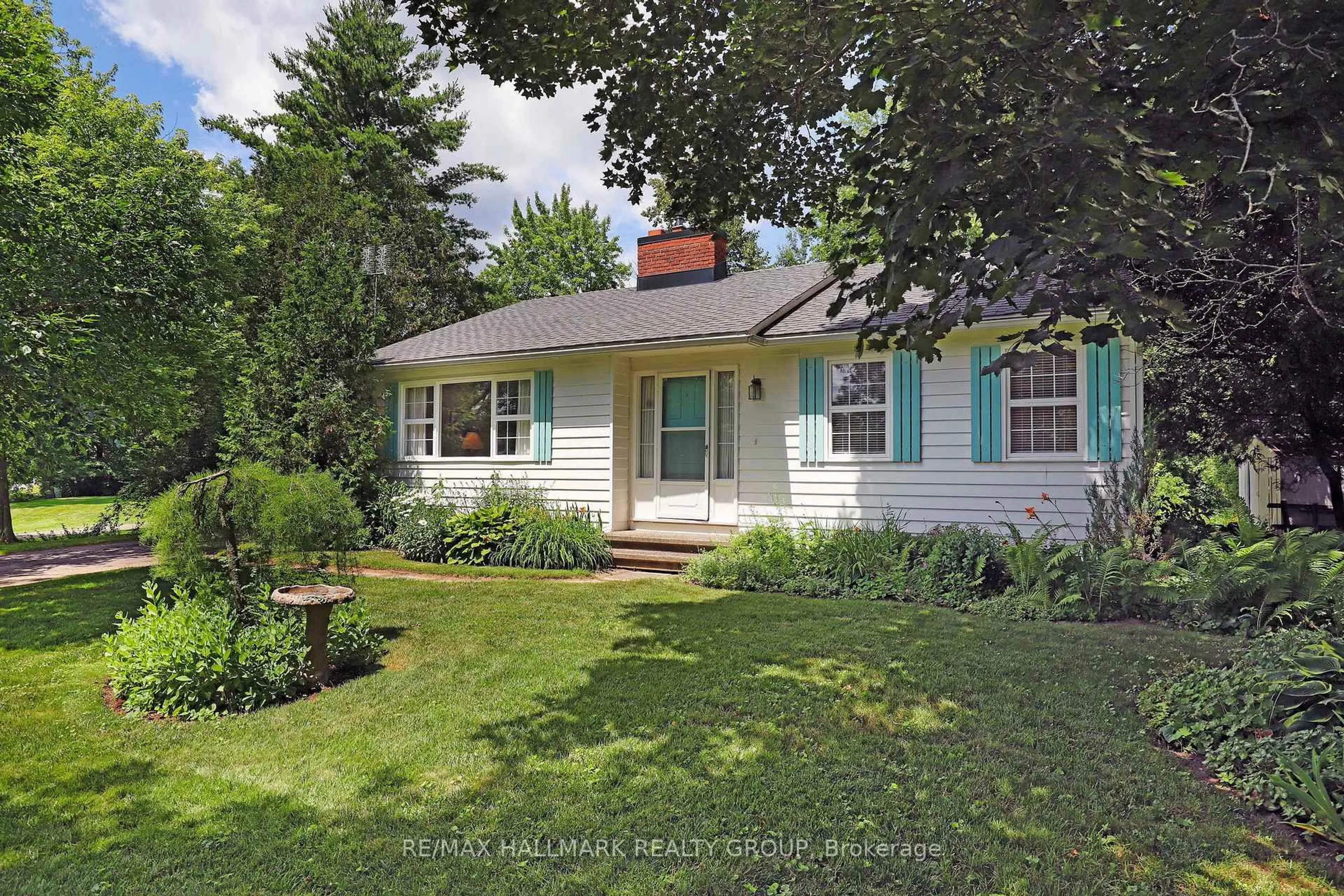 Home with vinyl exterior material, street for 1307 Fairway Dr, Manotick Ontario K4M 1B3