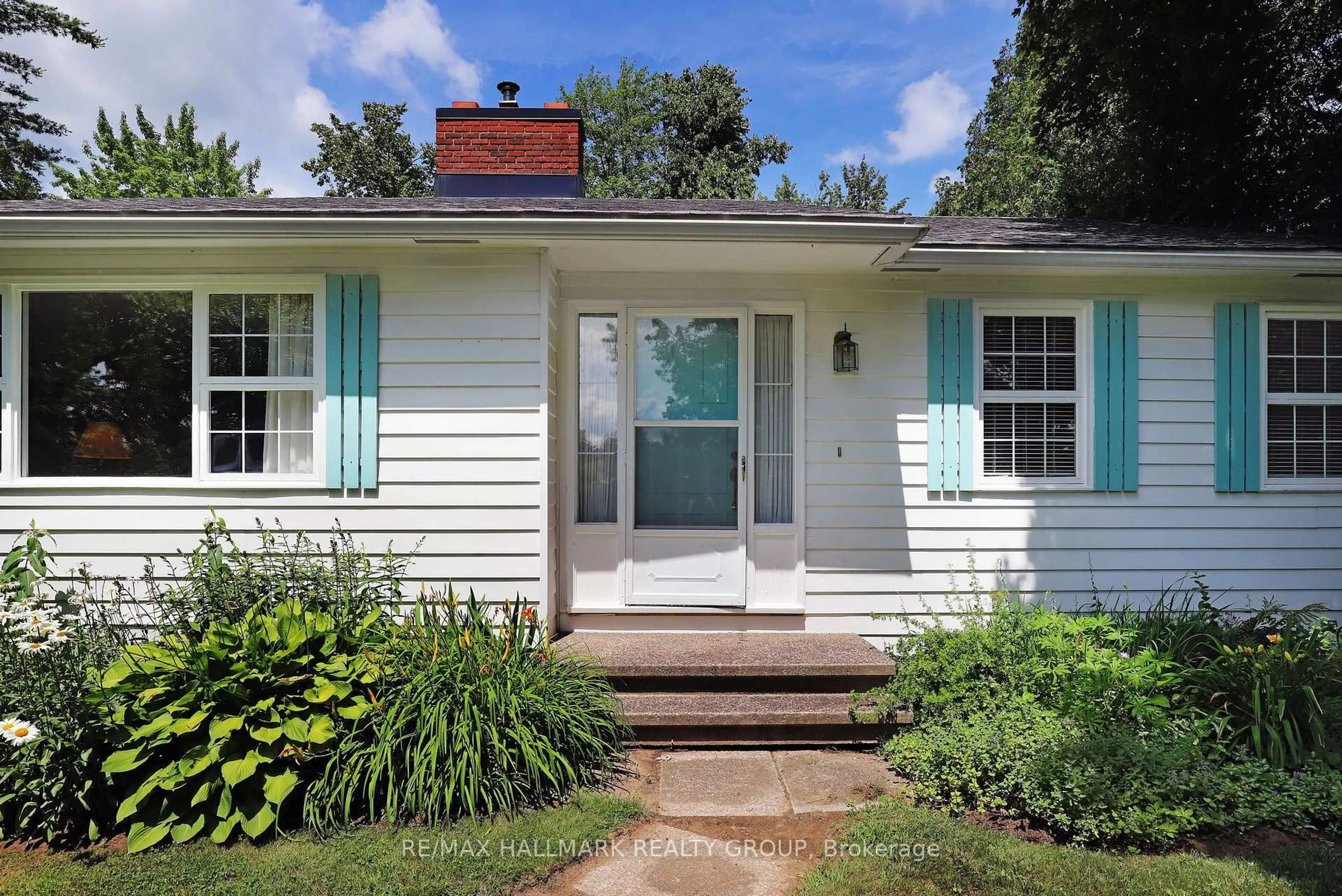 Home with vinyl exterior material, street for 1307 Fairway Dr, Manotick Ontario K4M 1B3