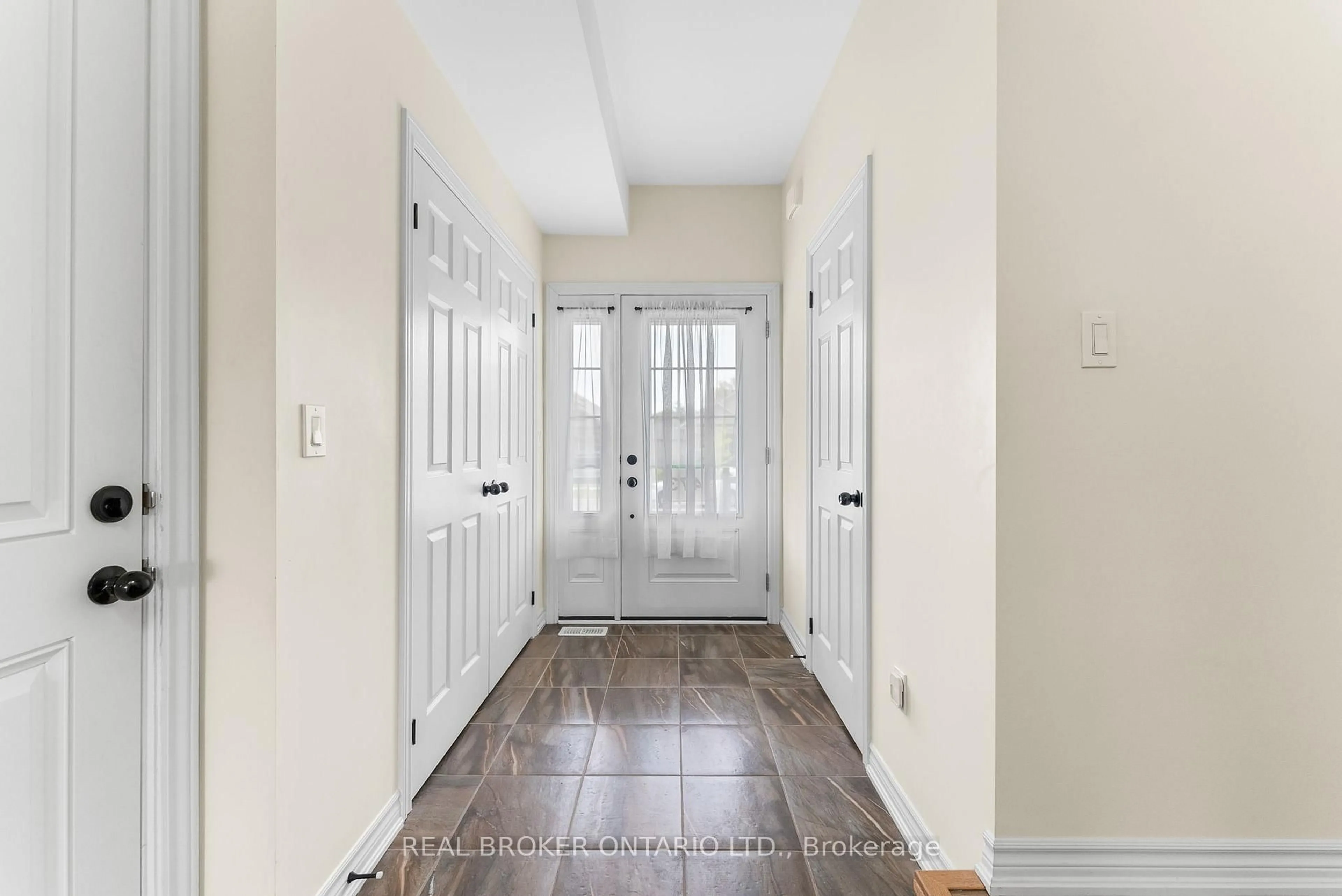 Indoor entryway for 473 Hayward St, Cobourg Ontario K9A 3N5