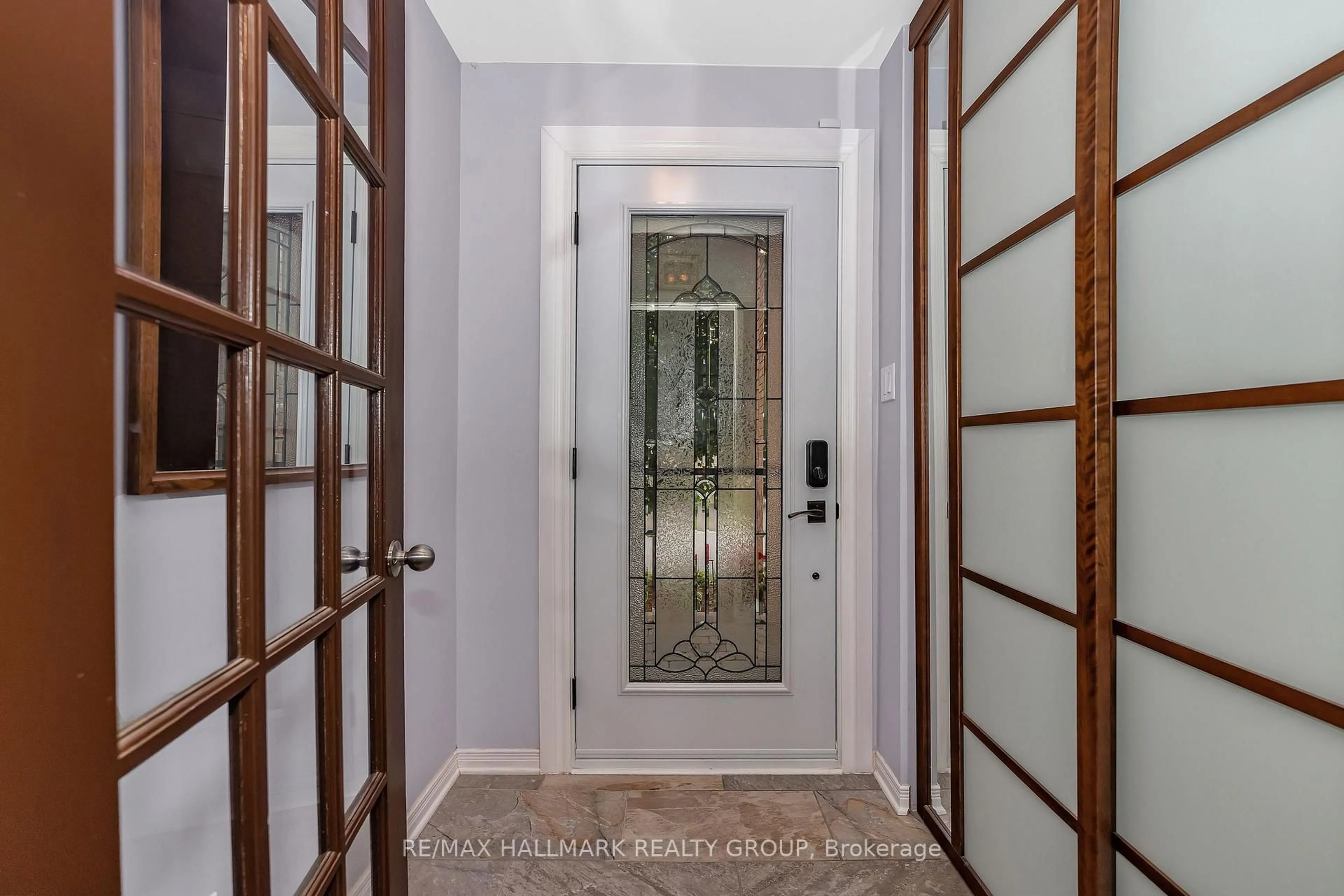 Indoor entryway for 20 Bluemeadow Way, Ottawa Ontario K2M 1L6