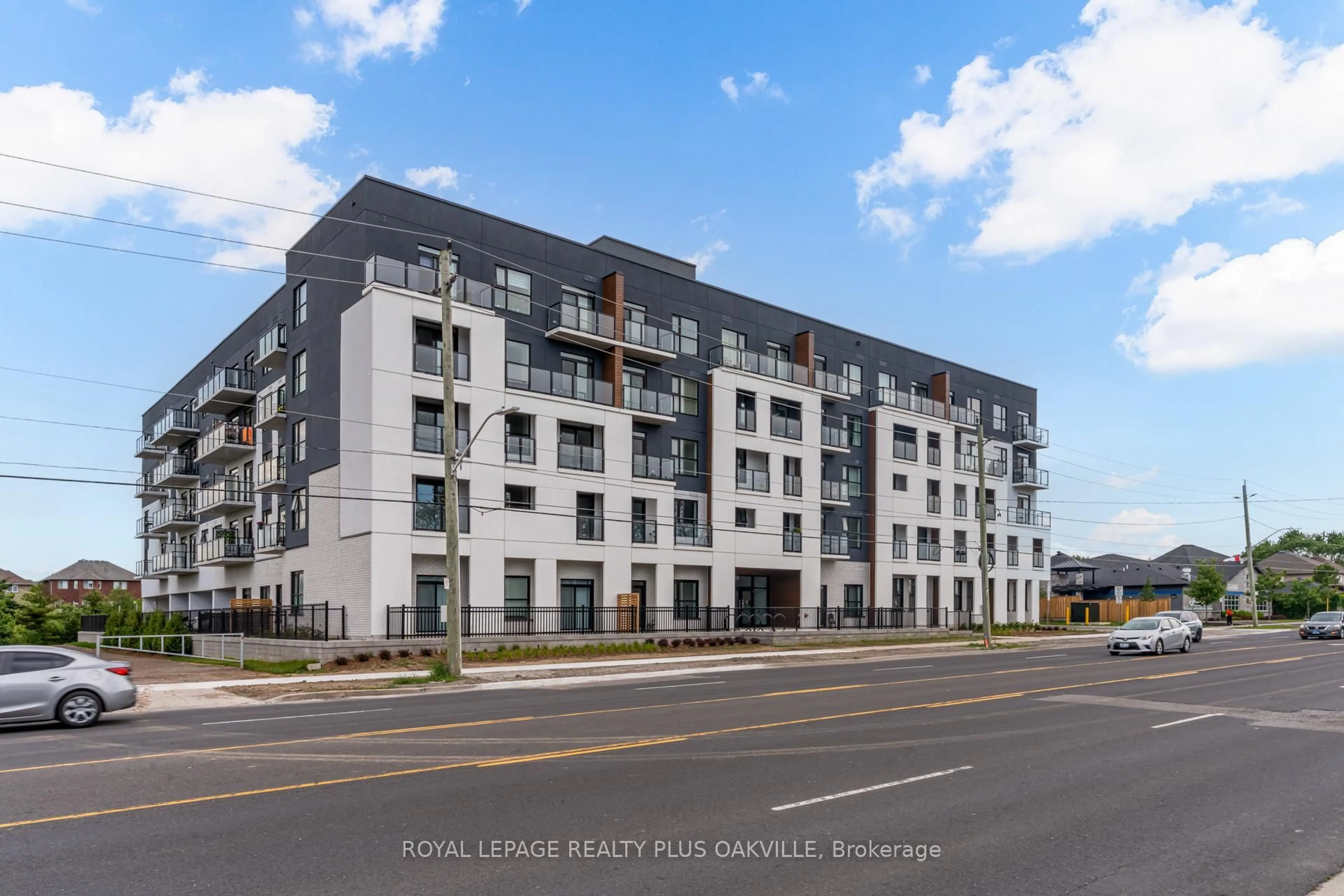 Patio, street for 1936 Rymal Rd #221, Hamilton Ontario L0R 1P0