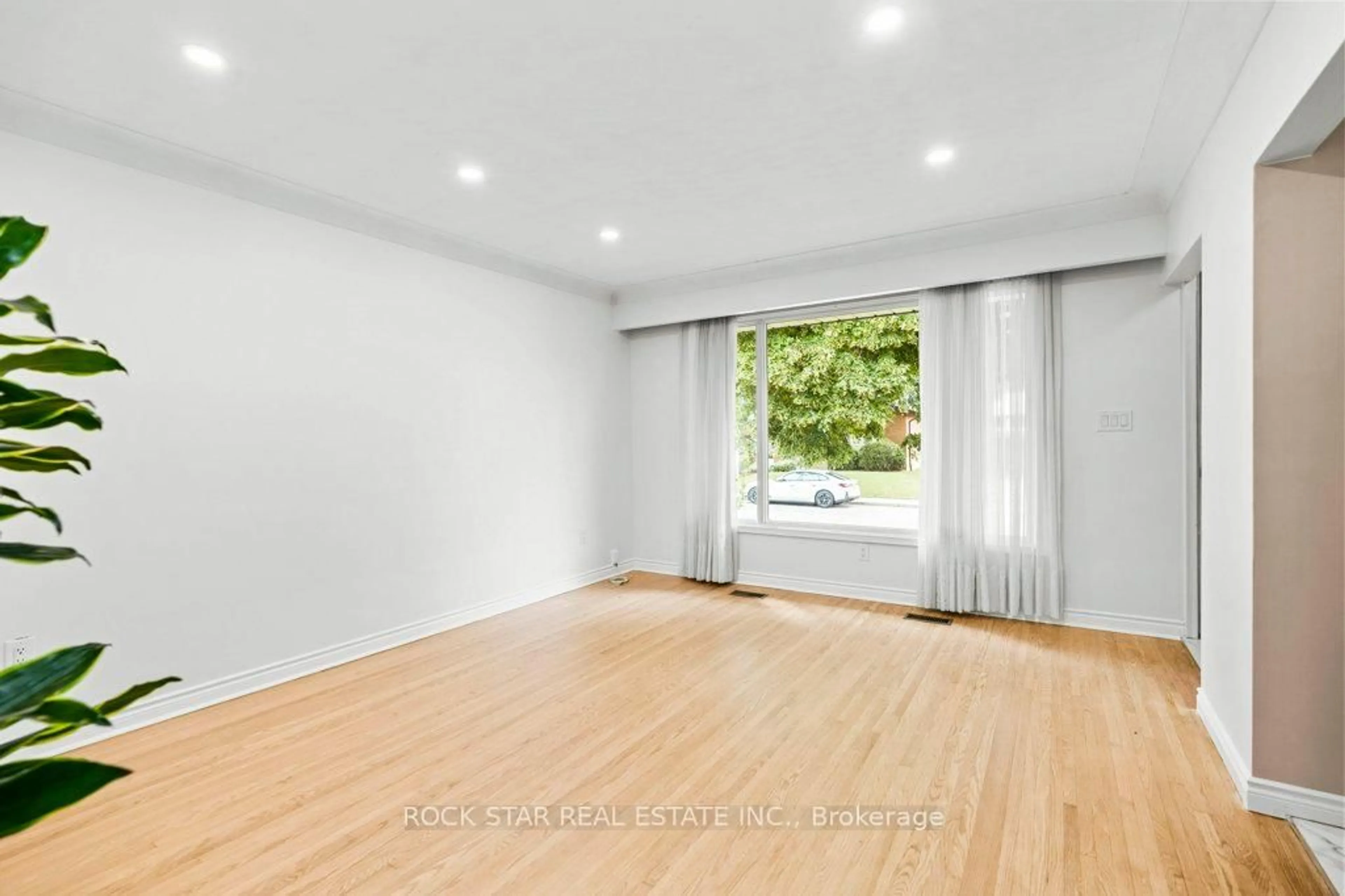 A pic of a room for 25 Greeningdon Dr, Hamilton Ontario L9A 3A8