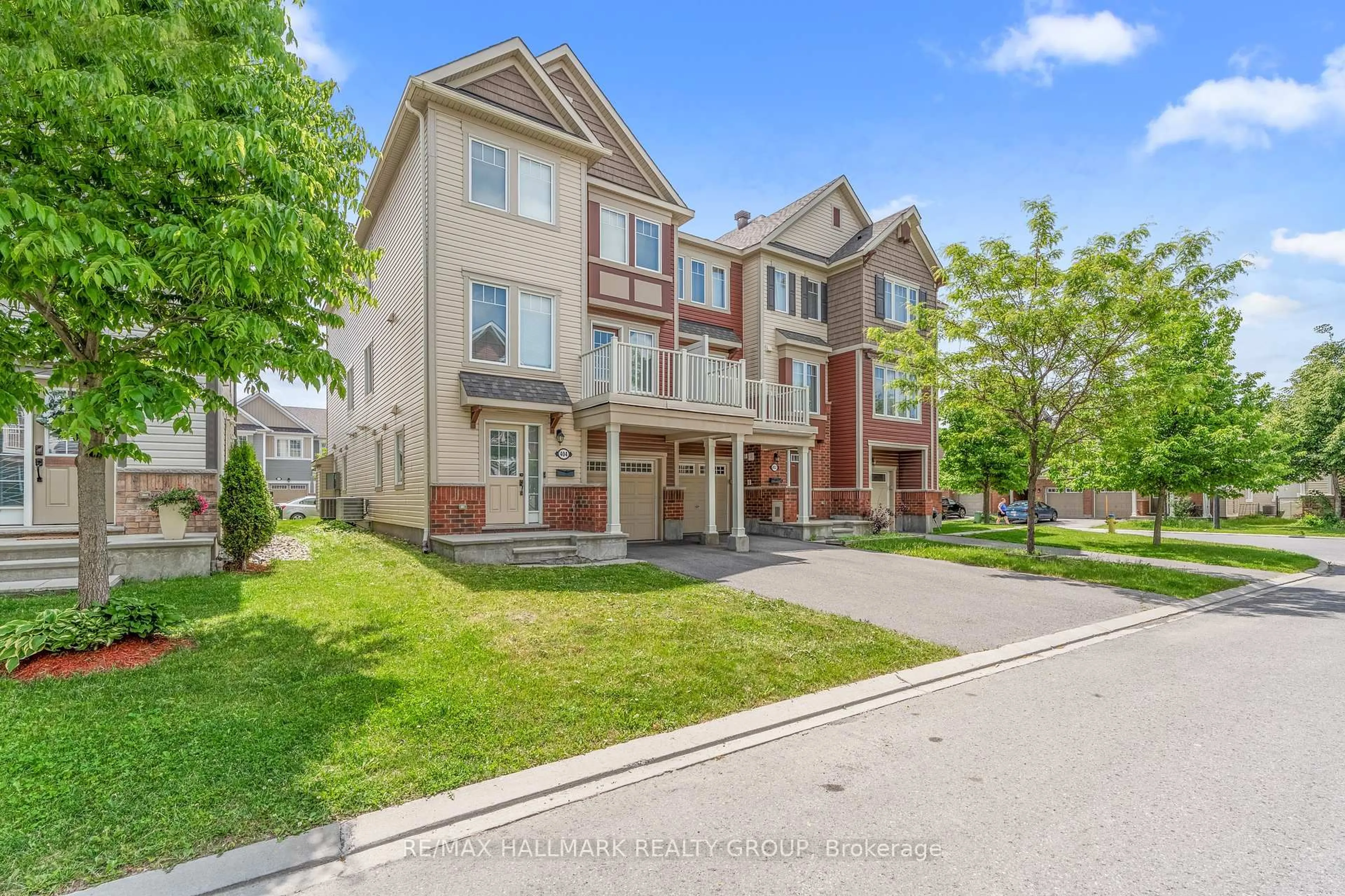 A pic from outside/outdoor area/front of a property/back of a property/a pic from drone, street for 404 Rosingdale St, Ottawa Ontario K2R 1G9