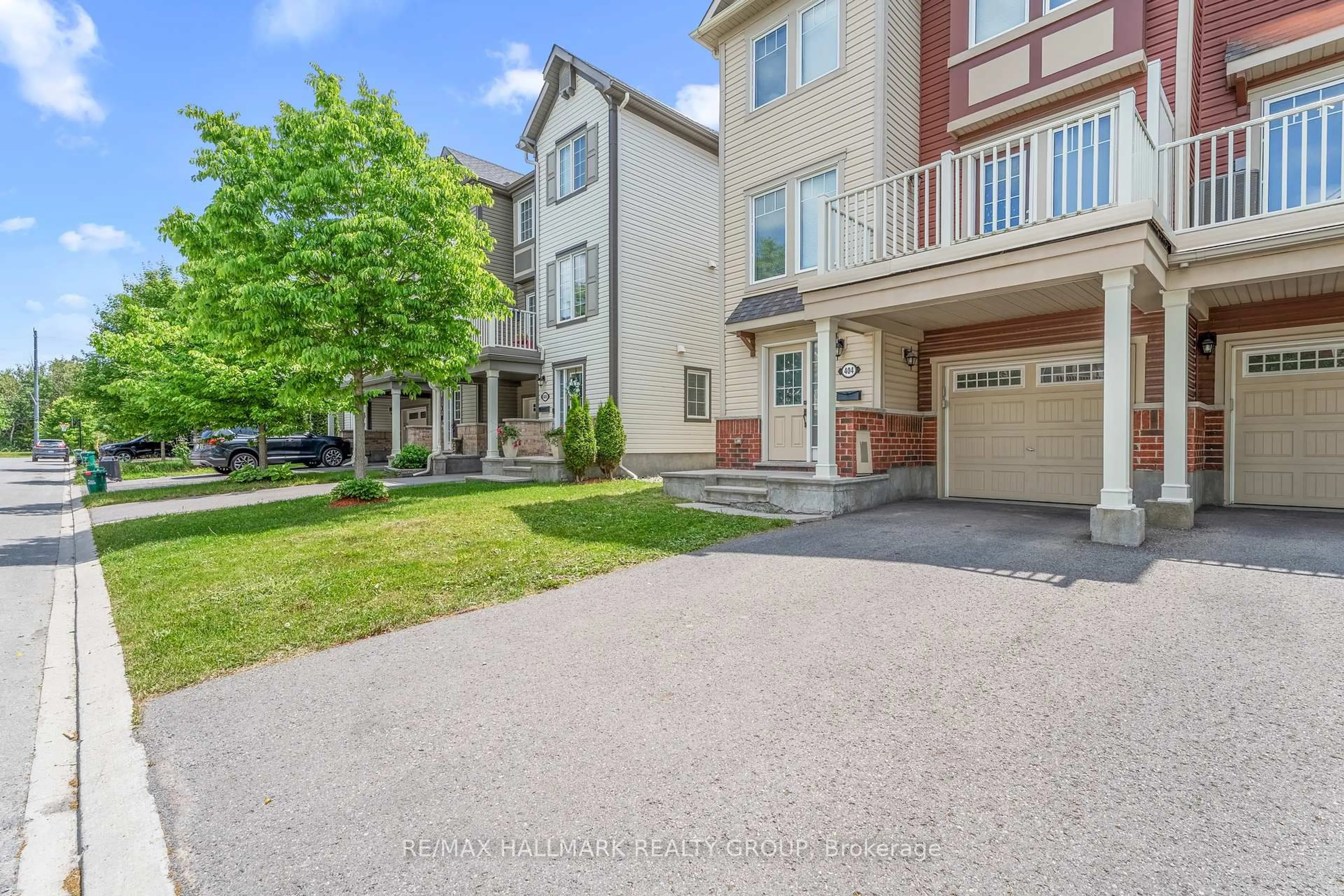 A pic from outside/outdoor area/front of a property/back of a property/a pic from drone, street for 404 Rosingdale St, Ottawa Ontario K2R 1G9