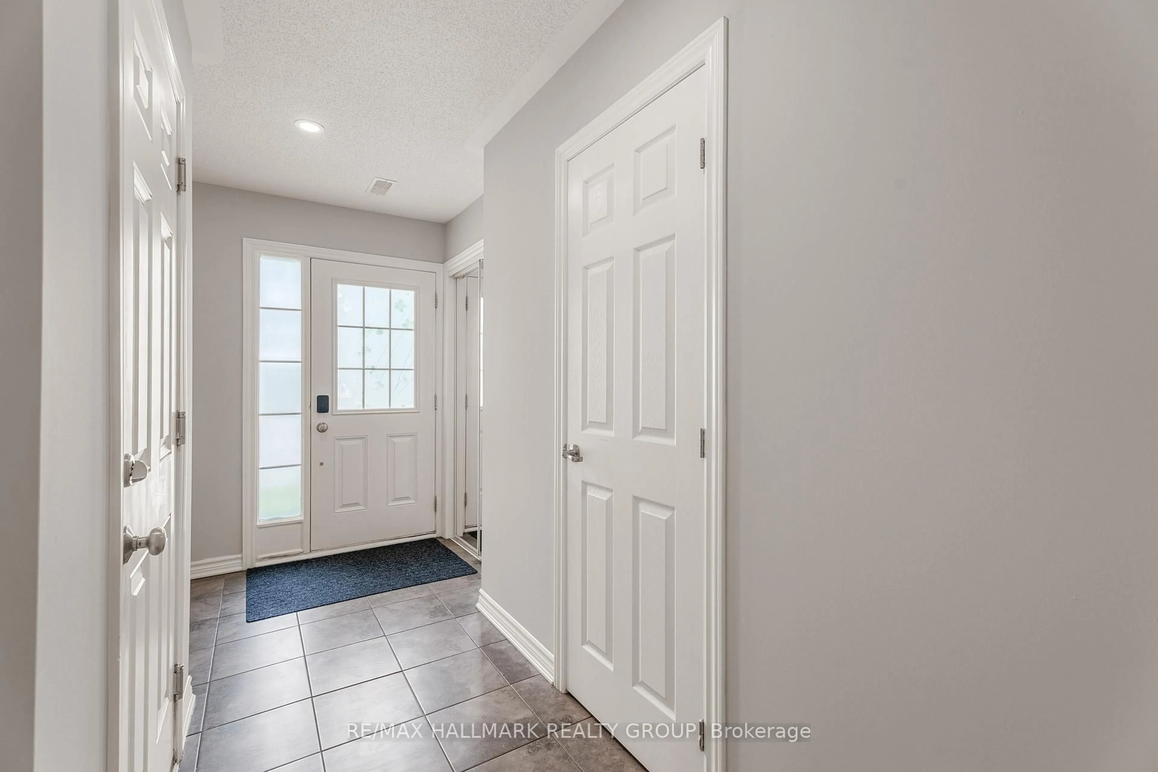 Indoor entryway for 404 Rosingdale St, Ottawa Ontario K2R 1G9