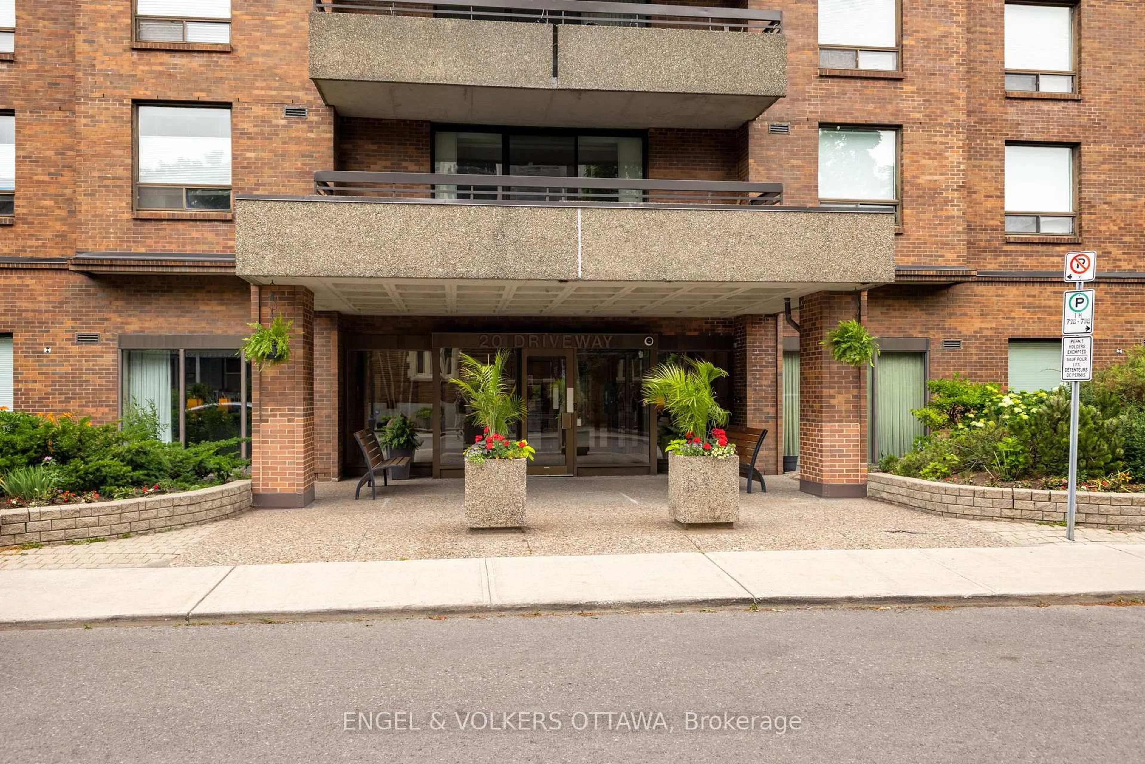 Indoor foyer for 20 The Driveway Ave #605, Ottawa Ontario K2P 1C8