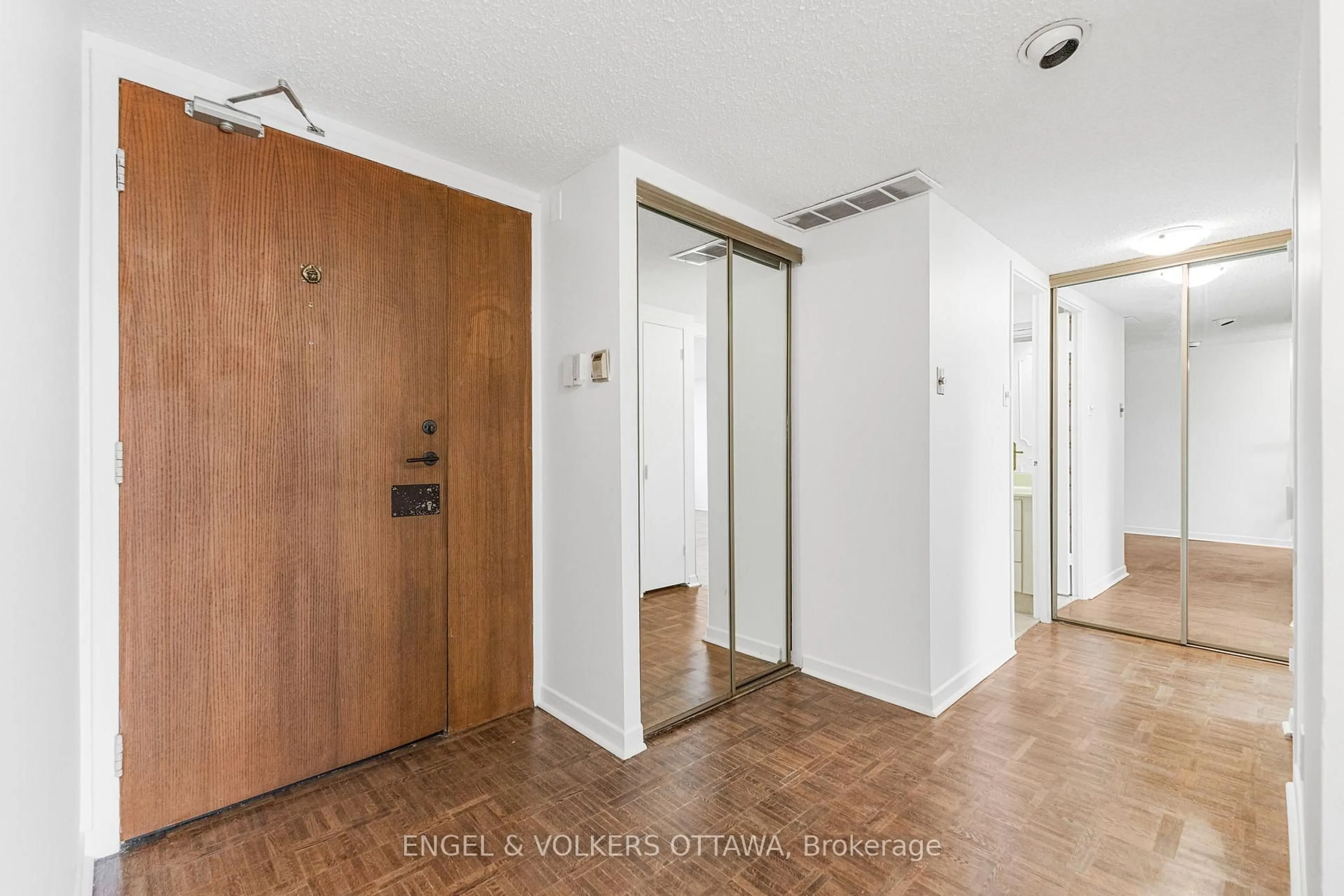 Indoor foyer for 20 The Driveway Ave #605, Ottawa Ontario K2P 1C8