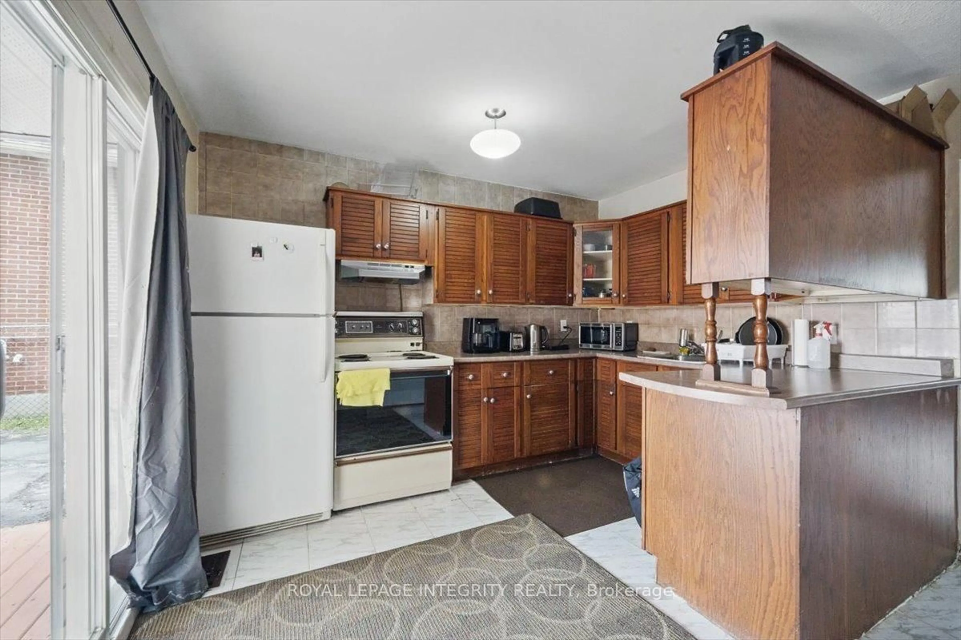 Standard kitchen, ceramic/tile floor for 207 Ethel St, Ottawa Ontario K1L 5X1
