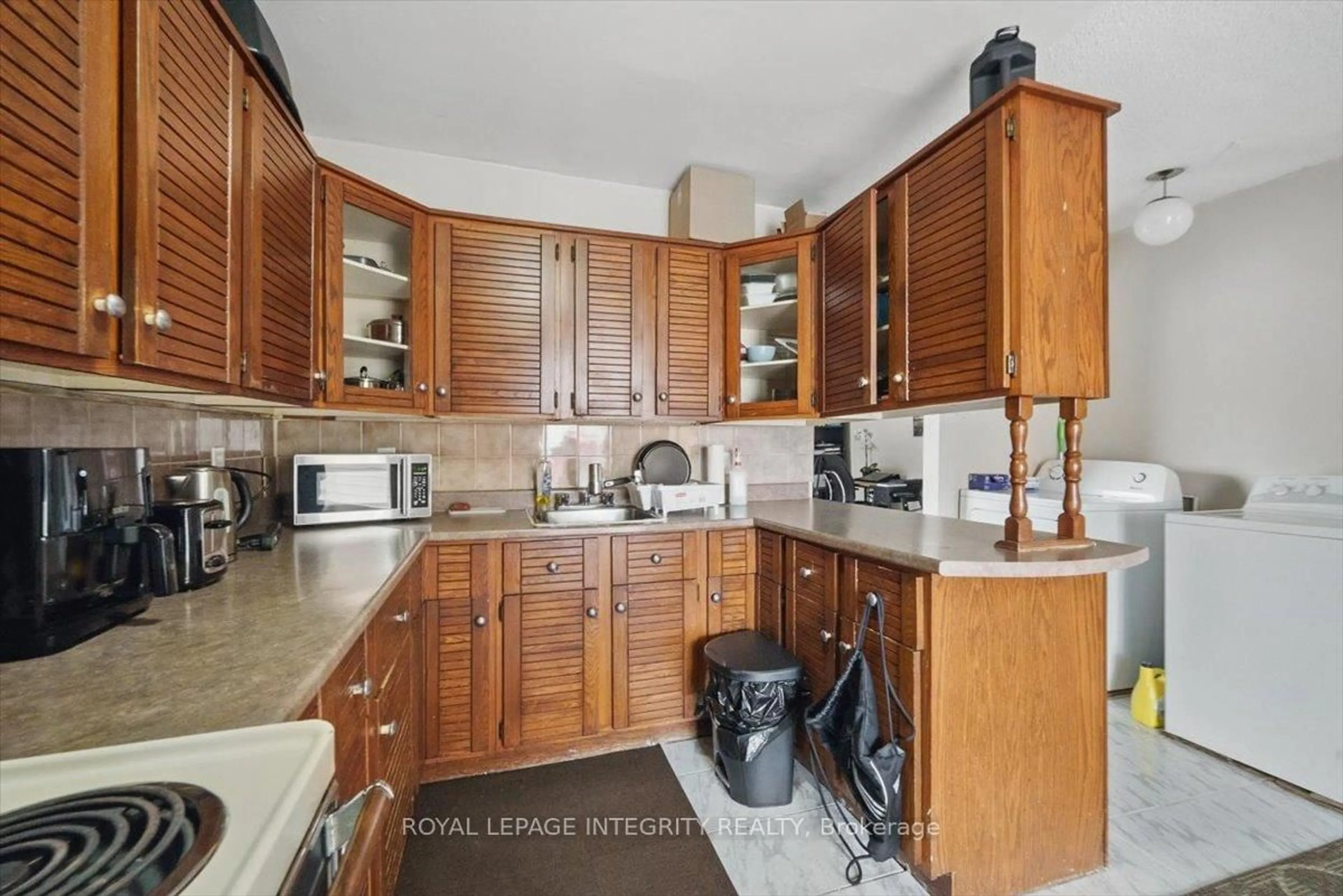 Standard kitchen, ceramic/tile floor for 207 Ethel St, Ottawa Ontario K1L 5X1