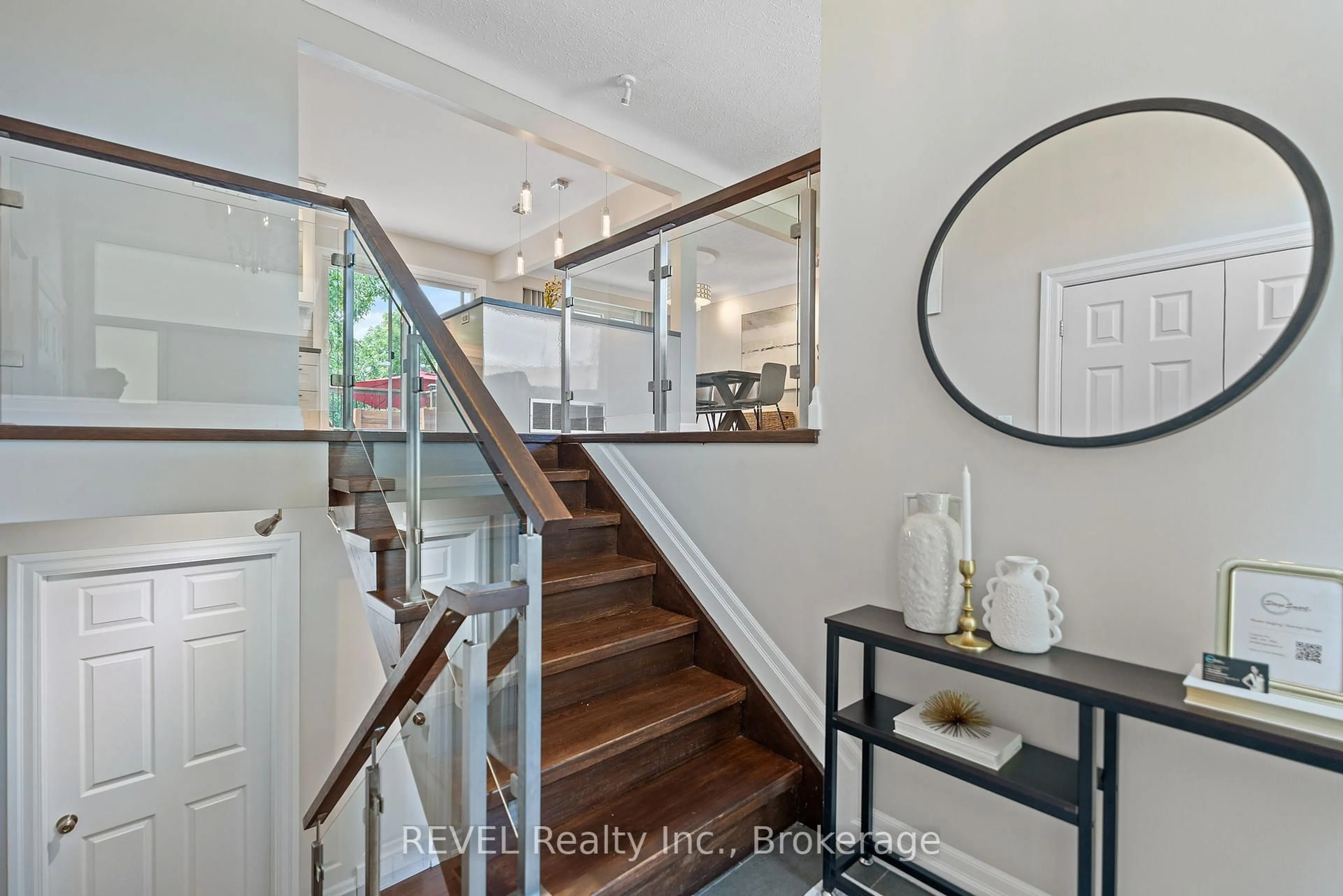 Indoor entryway for 733 Line 1 Rd, Niagara-on-the-Lake Ontario L0S 1T0