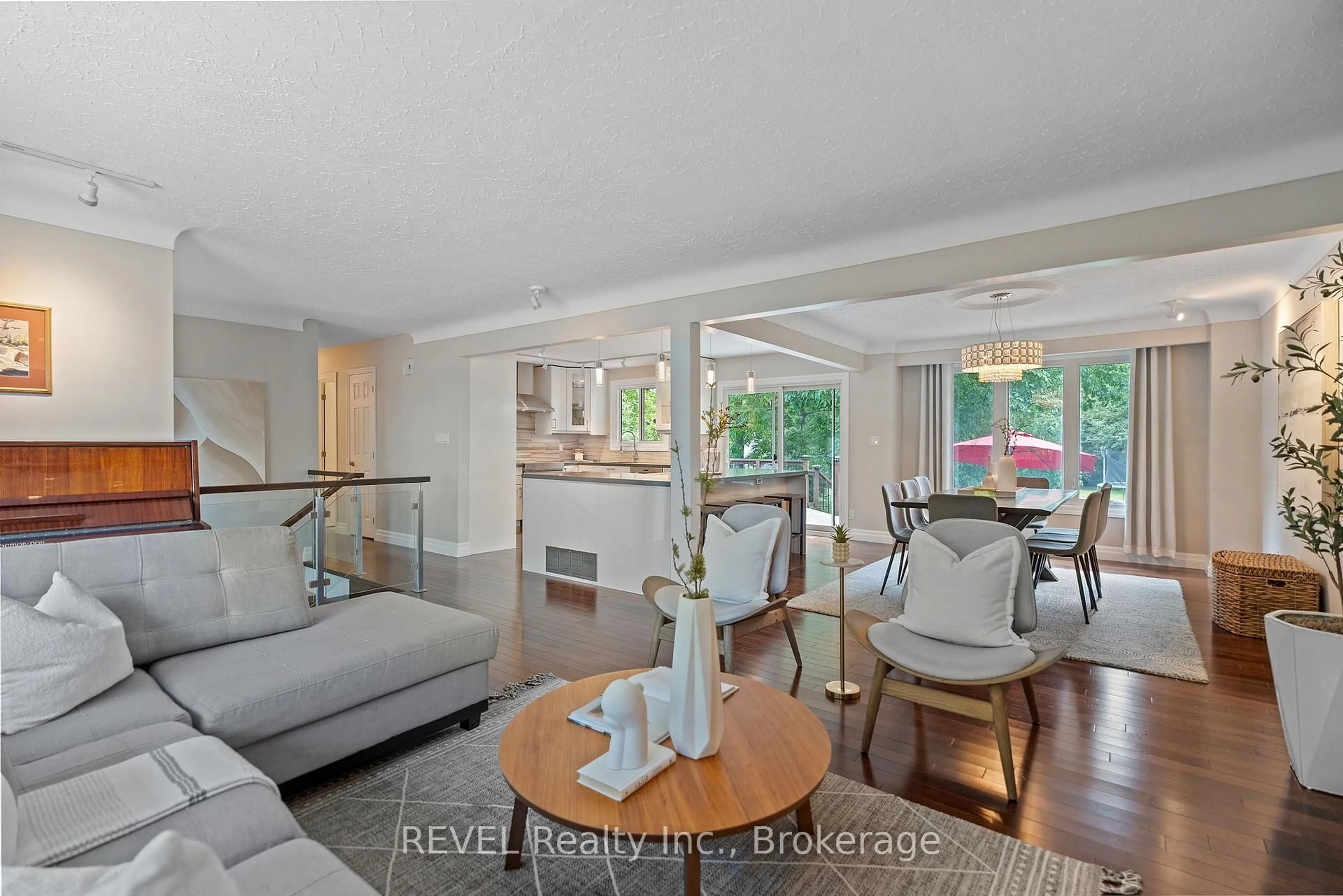 Living room with furniture, unknown for 733 Line 1 Rd, Niagara-on-the-Lake Ontario L0S 1T0