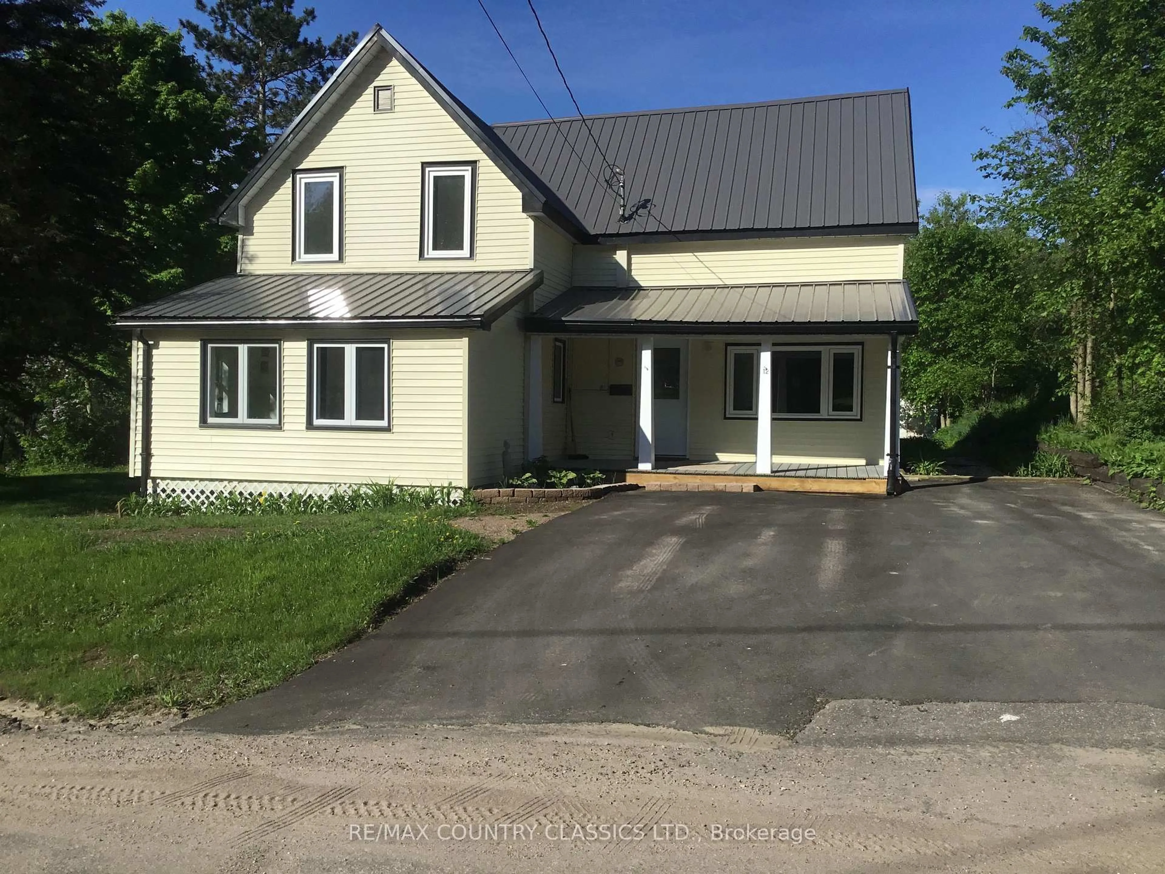 A pic from outside/outdoor area/front of a property/back of a property/a pic from drone, street for 12 Hastings St, Bancroft Ontario K0L 1C0
