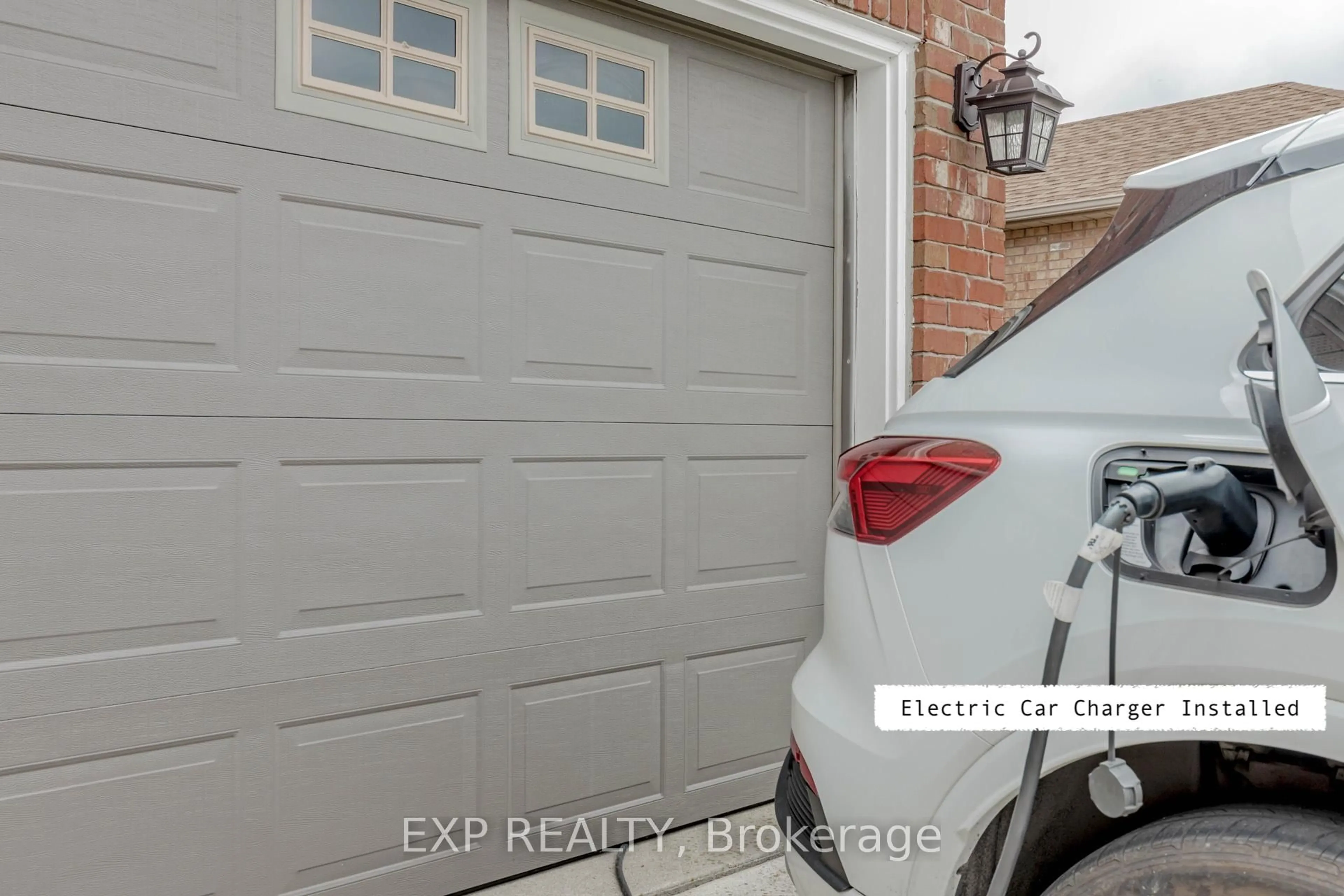 Indoor garage for 32 Vineberg Dr, Hamilton Ontario L9B 2P6