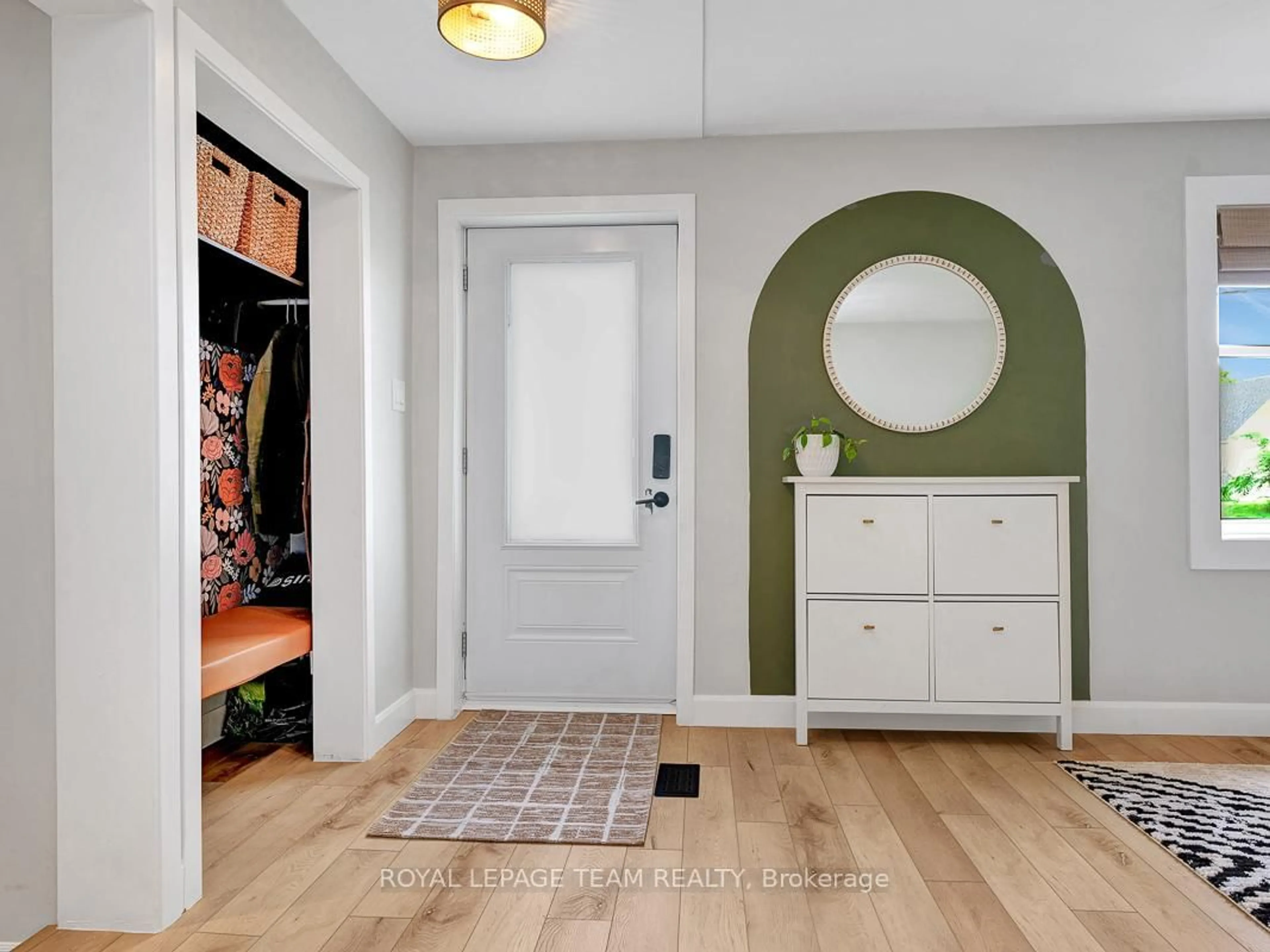 Indoor entryway for 4116 Broadway St, Vernon Ontario K0A 3J0