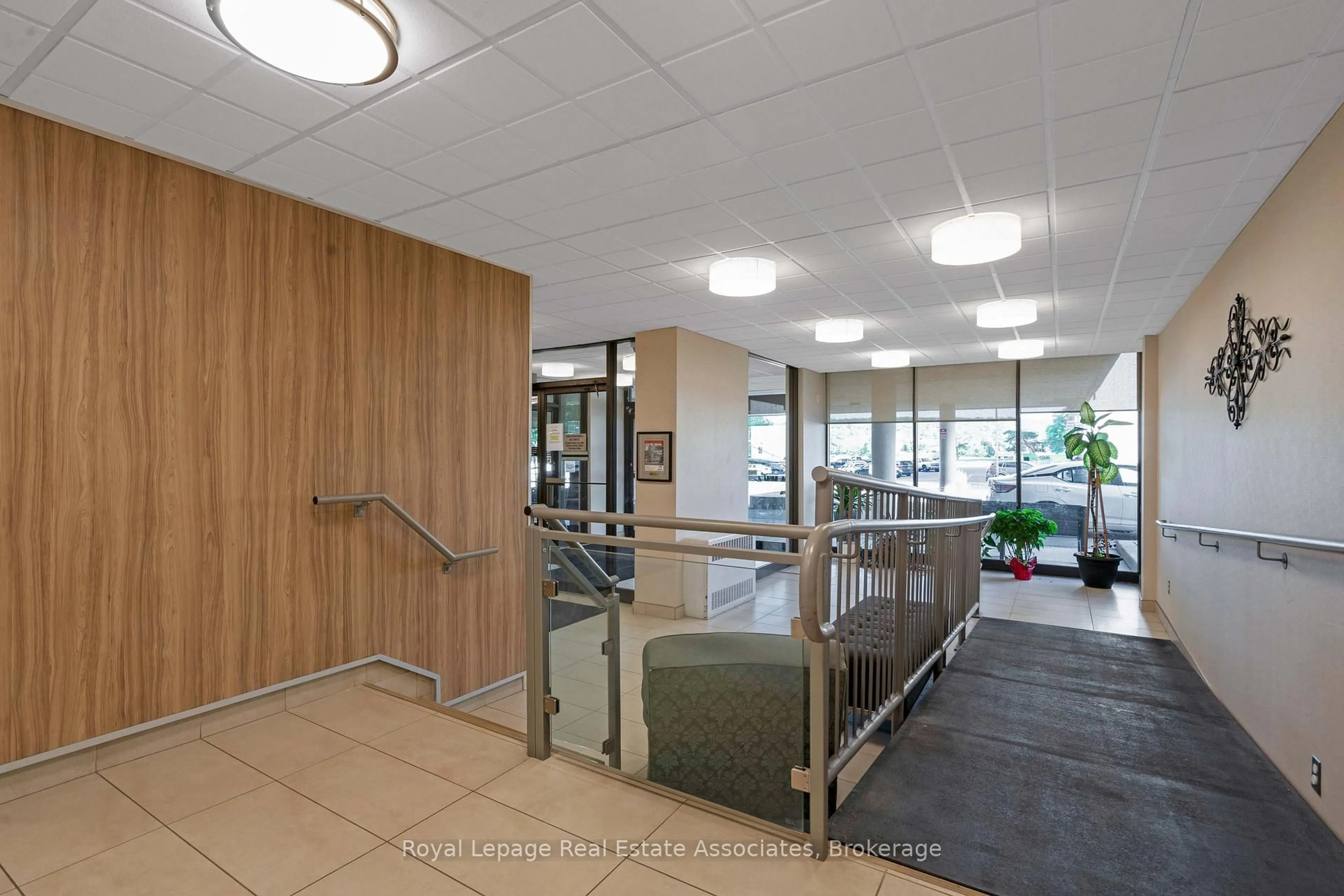 Indoor foyer for 215 Glenridge Ave #1204, St. Catharines Ontario L2T 3J7