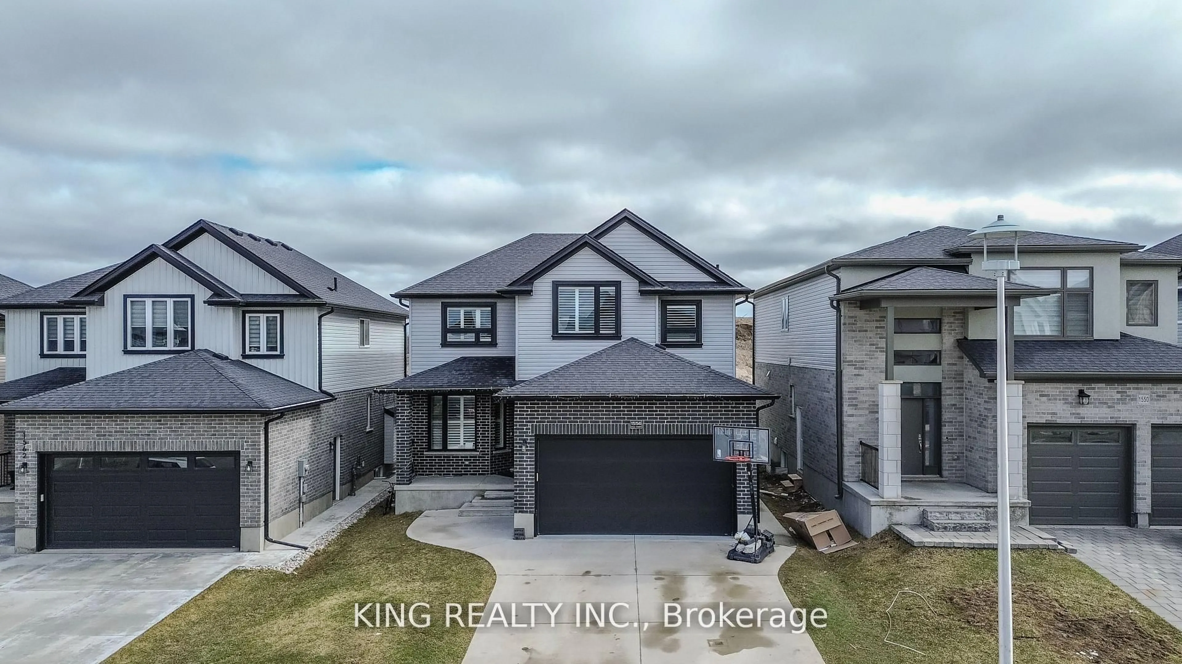 A pic from outside/outdoor area/front of a property/back of a property/a pic from drone, building for 1556 DREW St, London East Ontario N5V 0C2