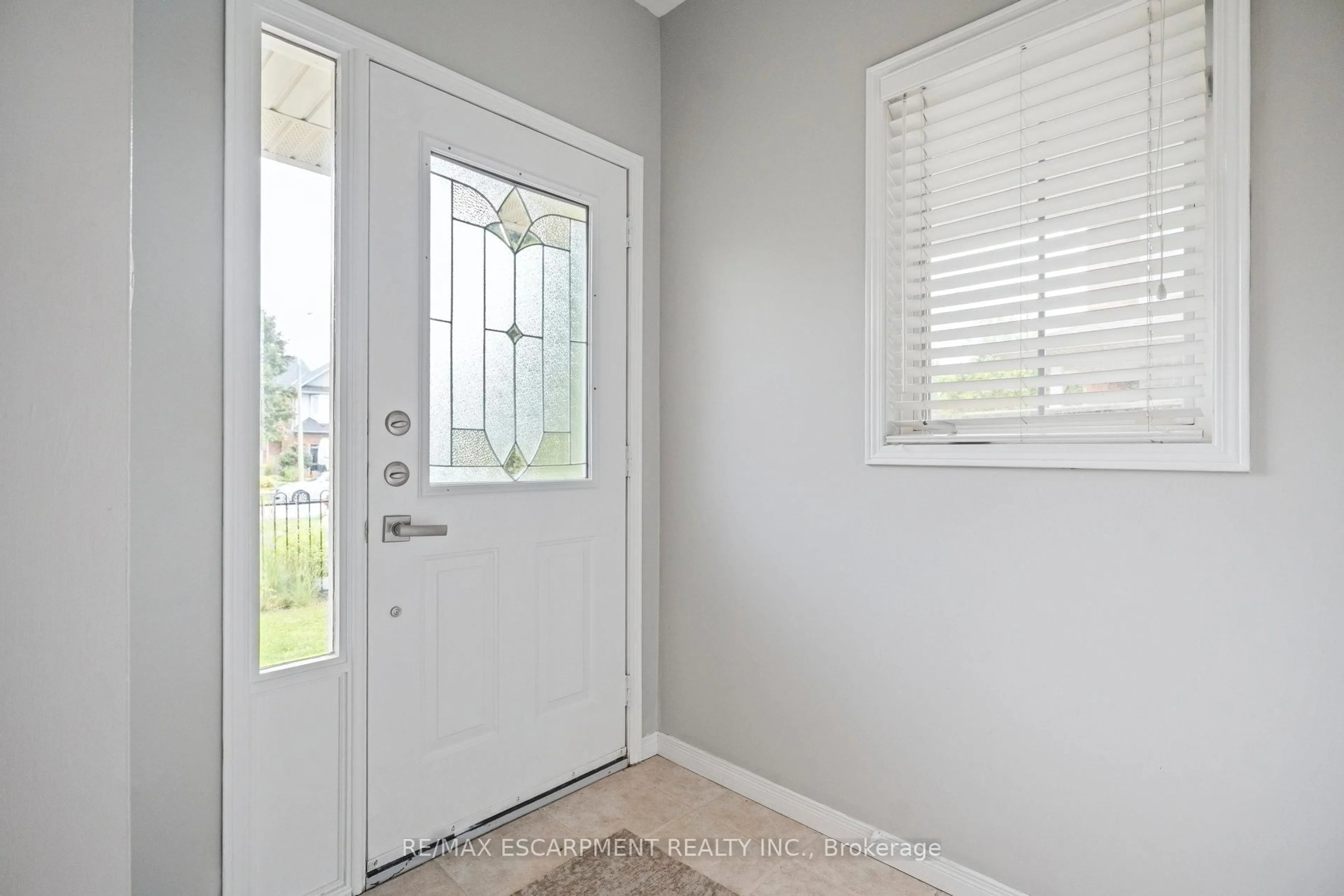 Indoor entryway for 55 Valridge Dr, Hamilton Ontario L9G 4Y7