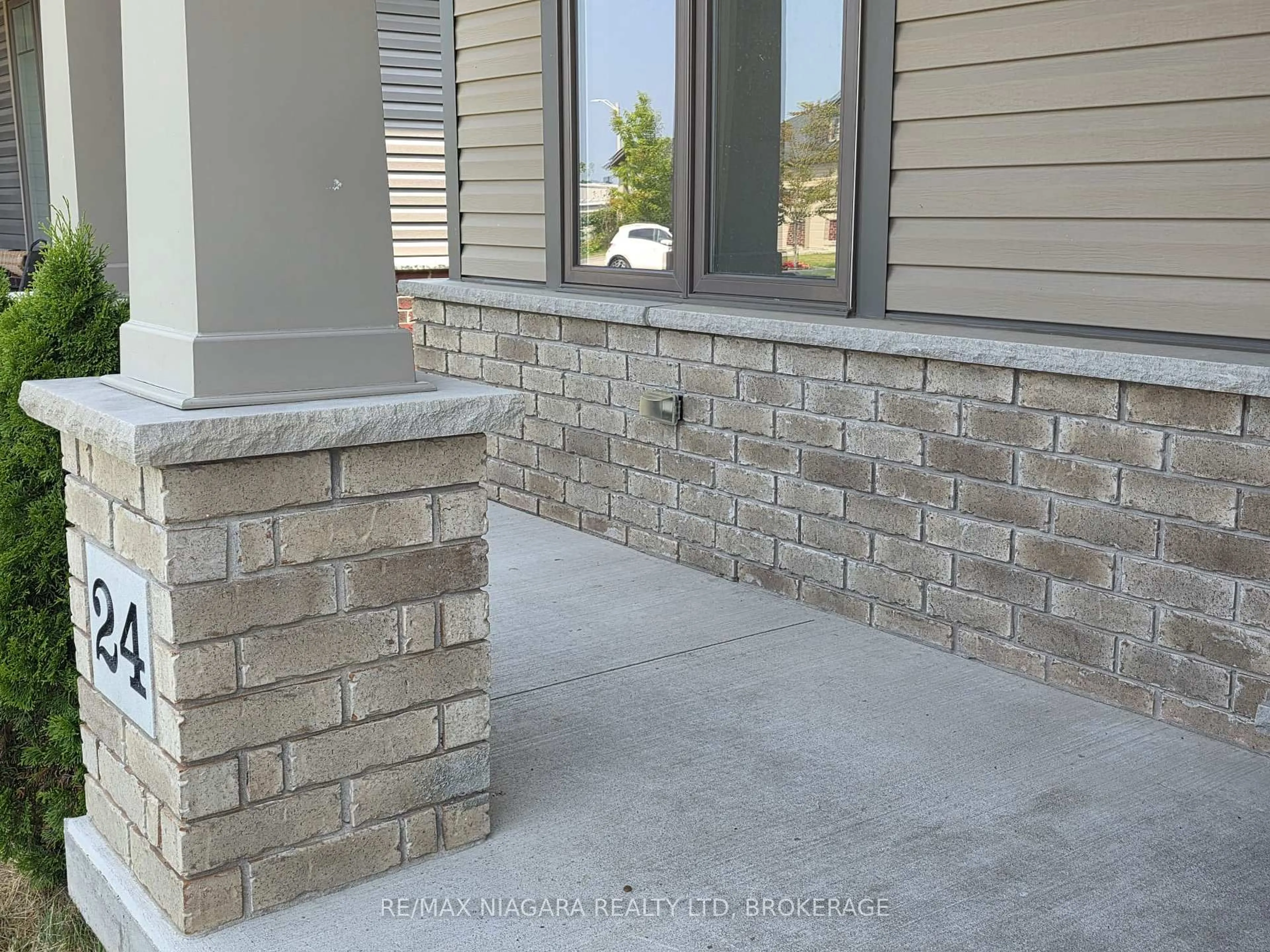 Home with brick exterior material, building for 24 Ellis Ave, St. Catharines Ontario L2P 0E6