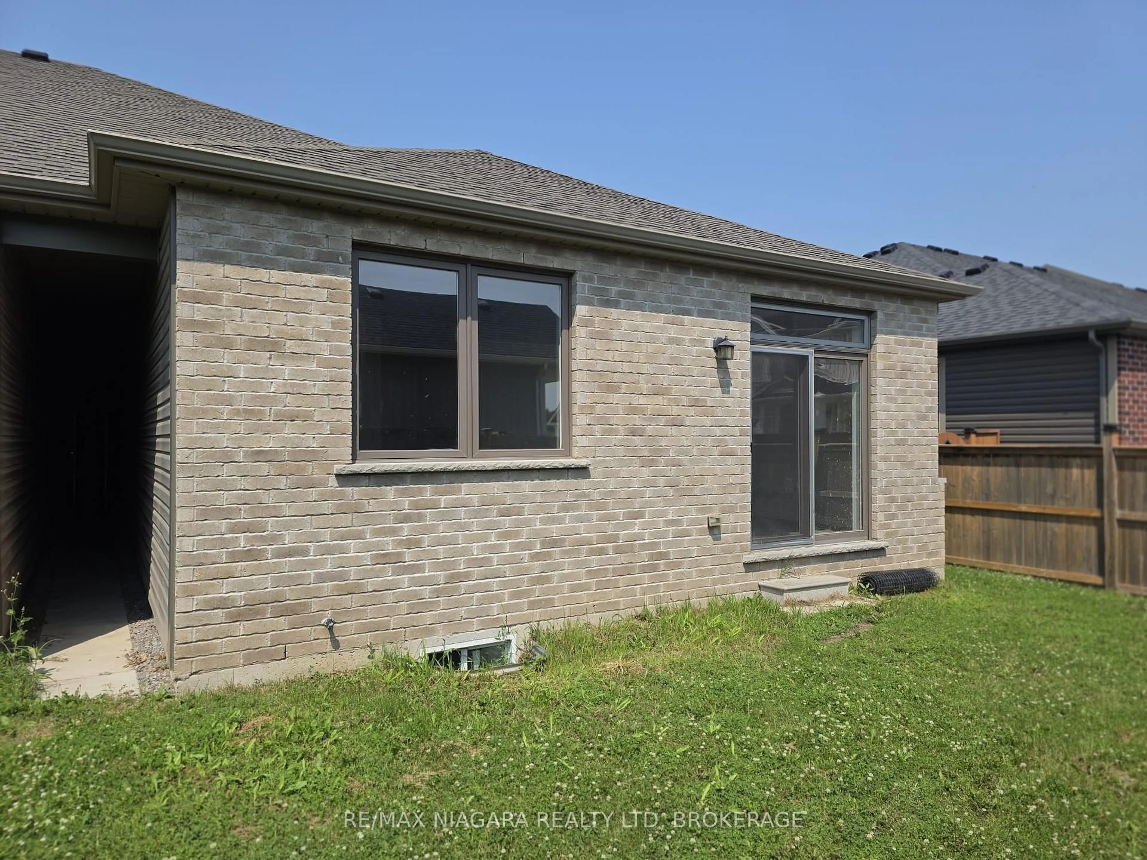 Home with brick exterior material, unknown for 24 Ellis Ave, St. Catharines Ontario L2P 0E6