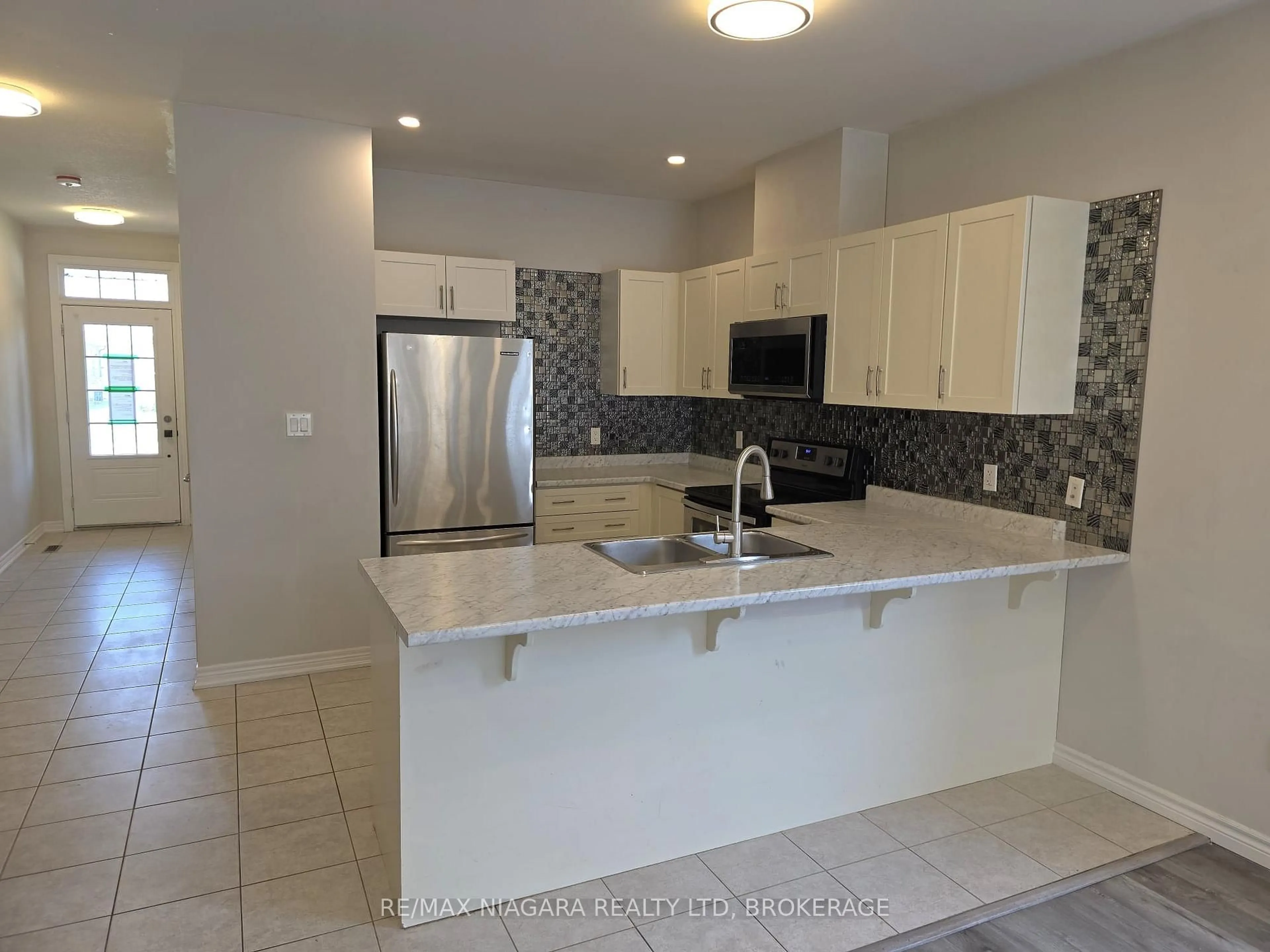 Open concept kitchen, ceramic/tile floor for 24 Ellis Ave, St. Catharines Ontario L2P 0E6