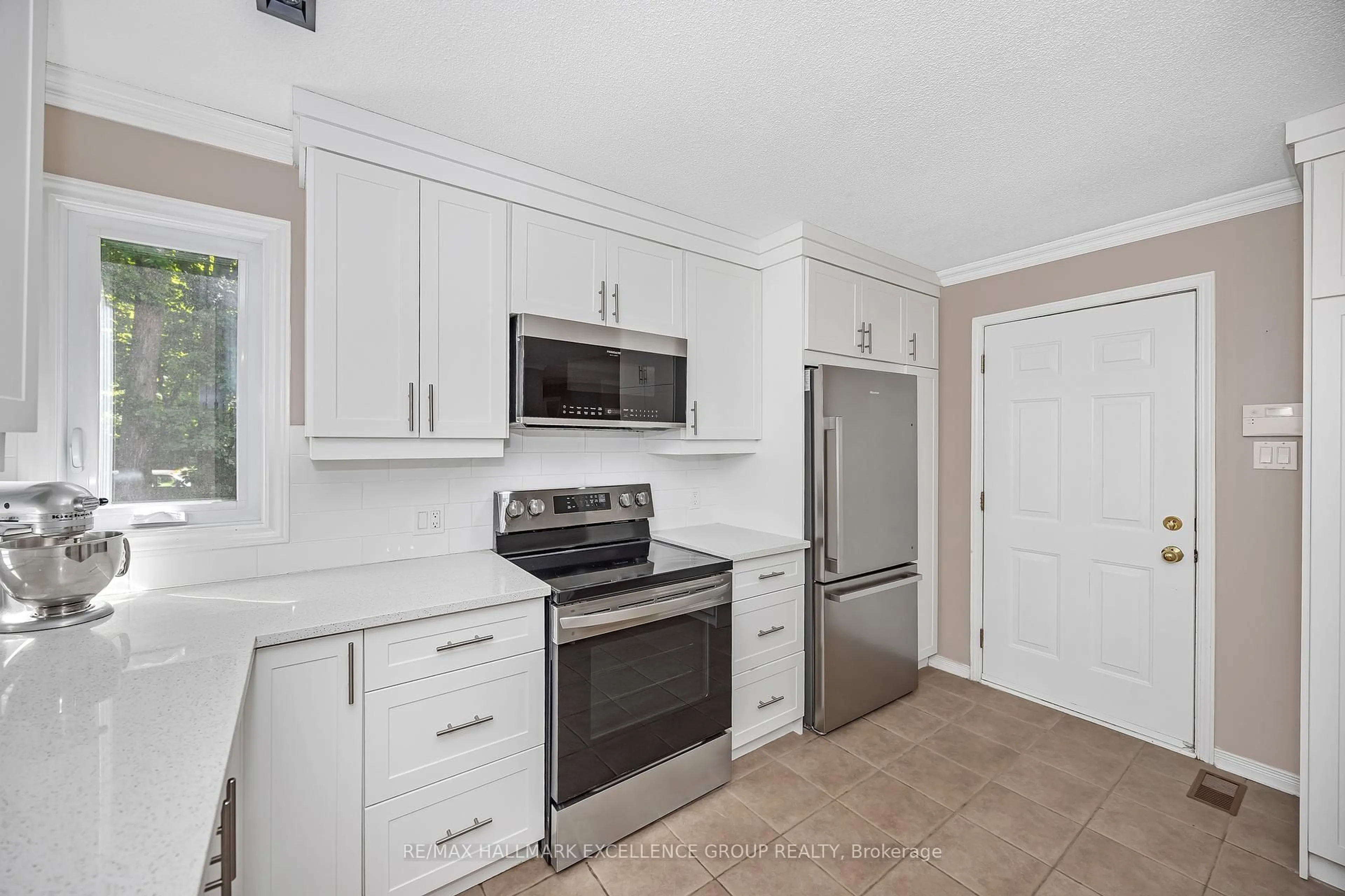 Standard kitchen, ceramic/tile floor for 275 Daniel Cres, Clarence-Rockland Ontario K4K 1K7