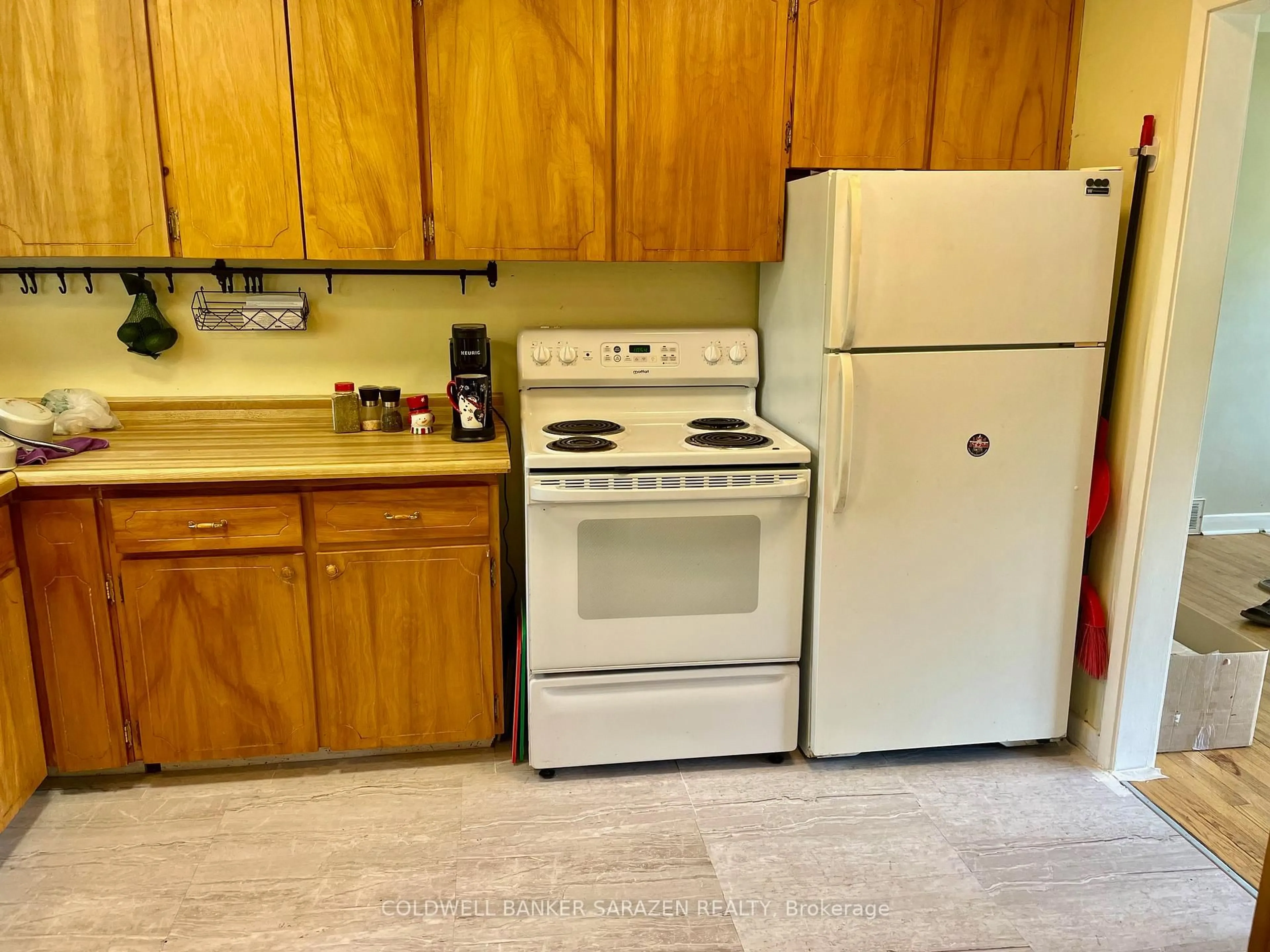 Standard kitchen, unknown for 18 Stinson Ave, Ottawa Ontario K2H 6N1