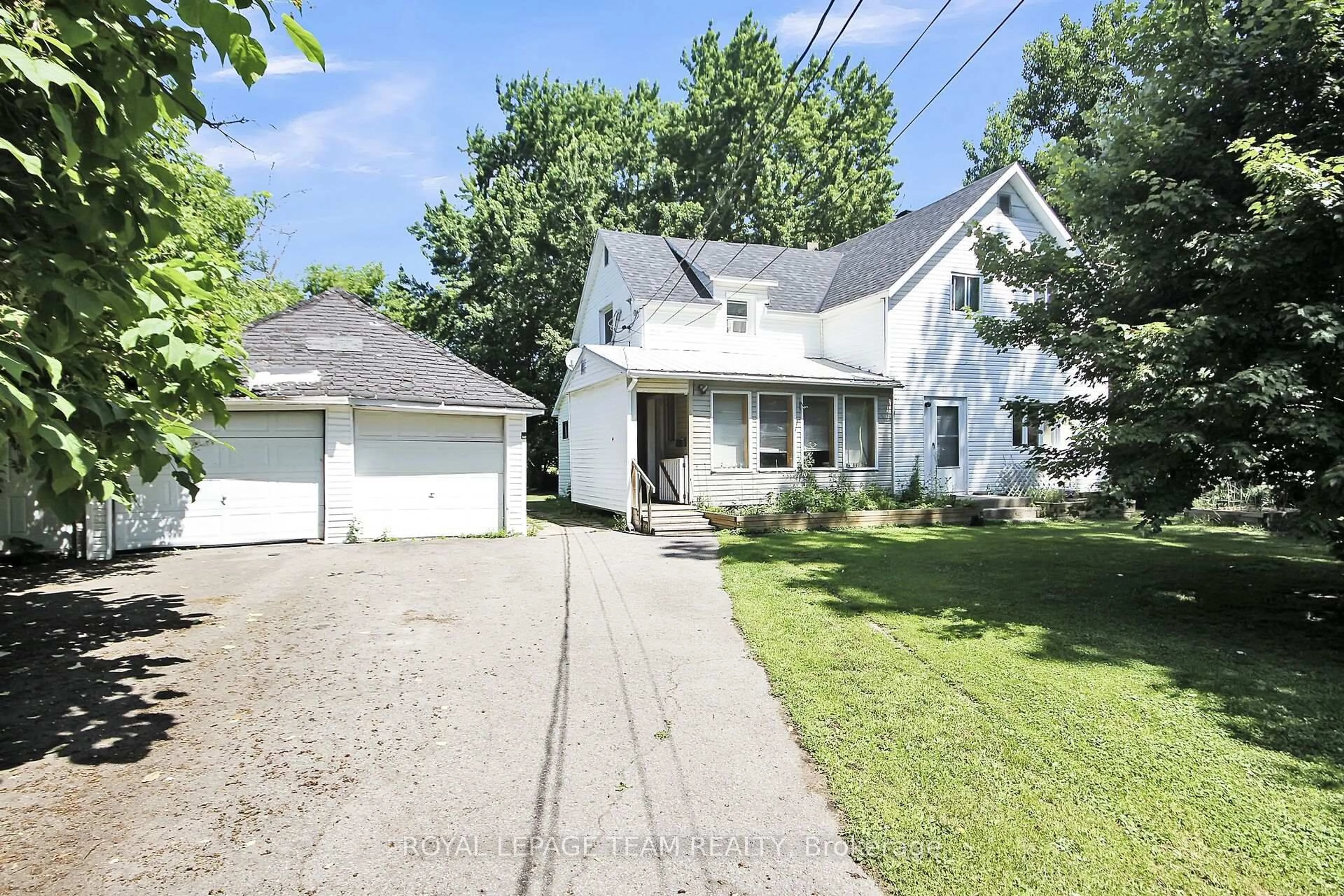 A pic from outside/outdoor area/front of a property/back of a property/a pic from drone, street for 1429 Balmoral Dr, Ottawa Ontario K1V 1H2
