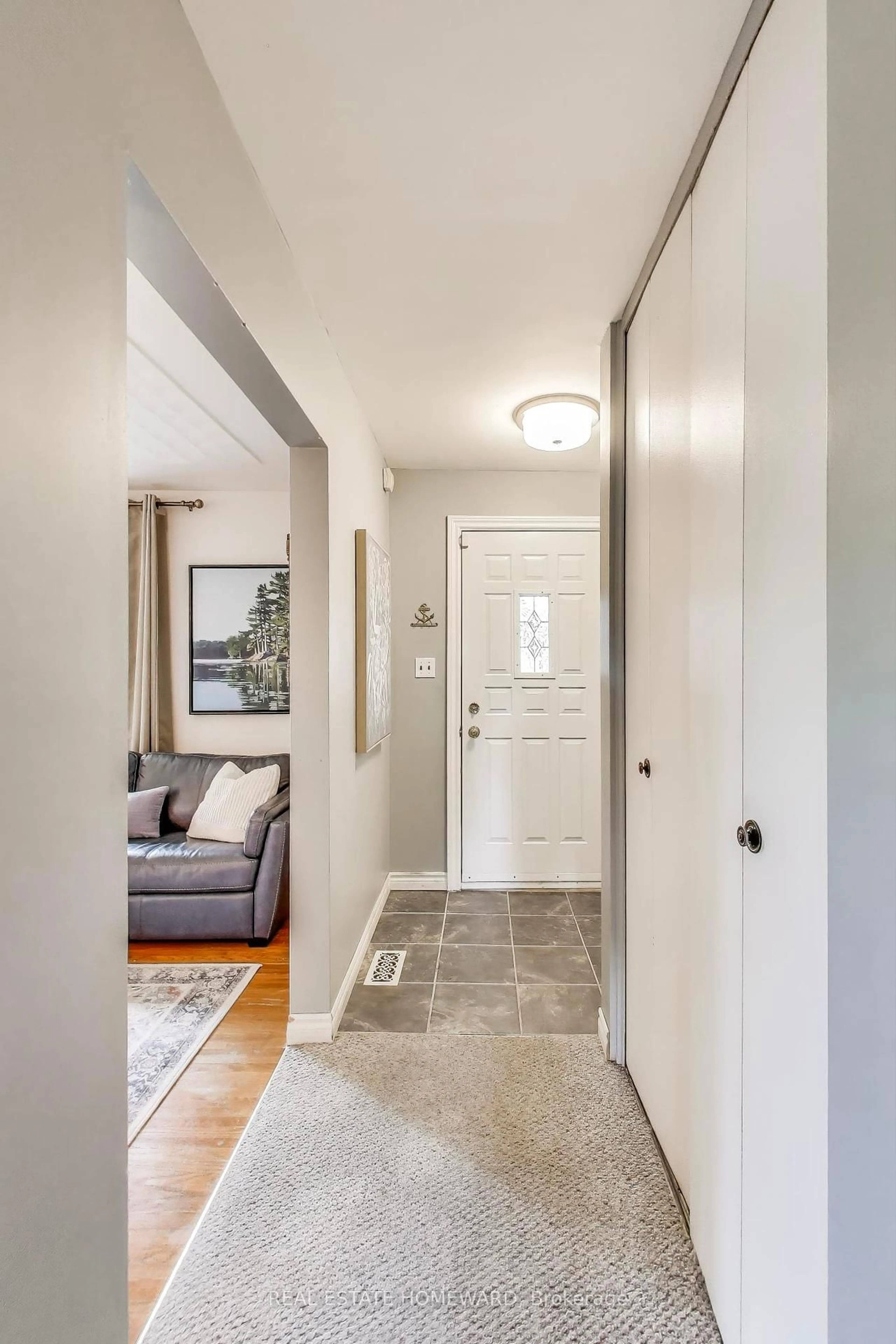 Indoor entryway for 12 Cecilia Crt, Hamilton Ontario L8T 2E9