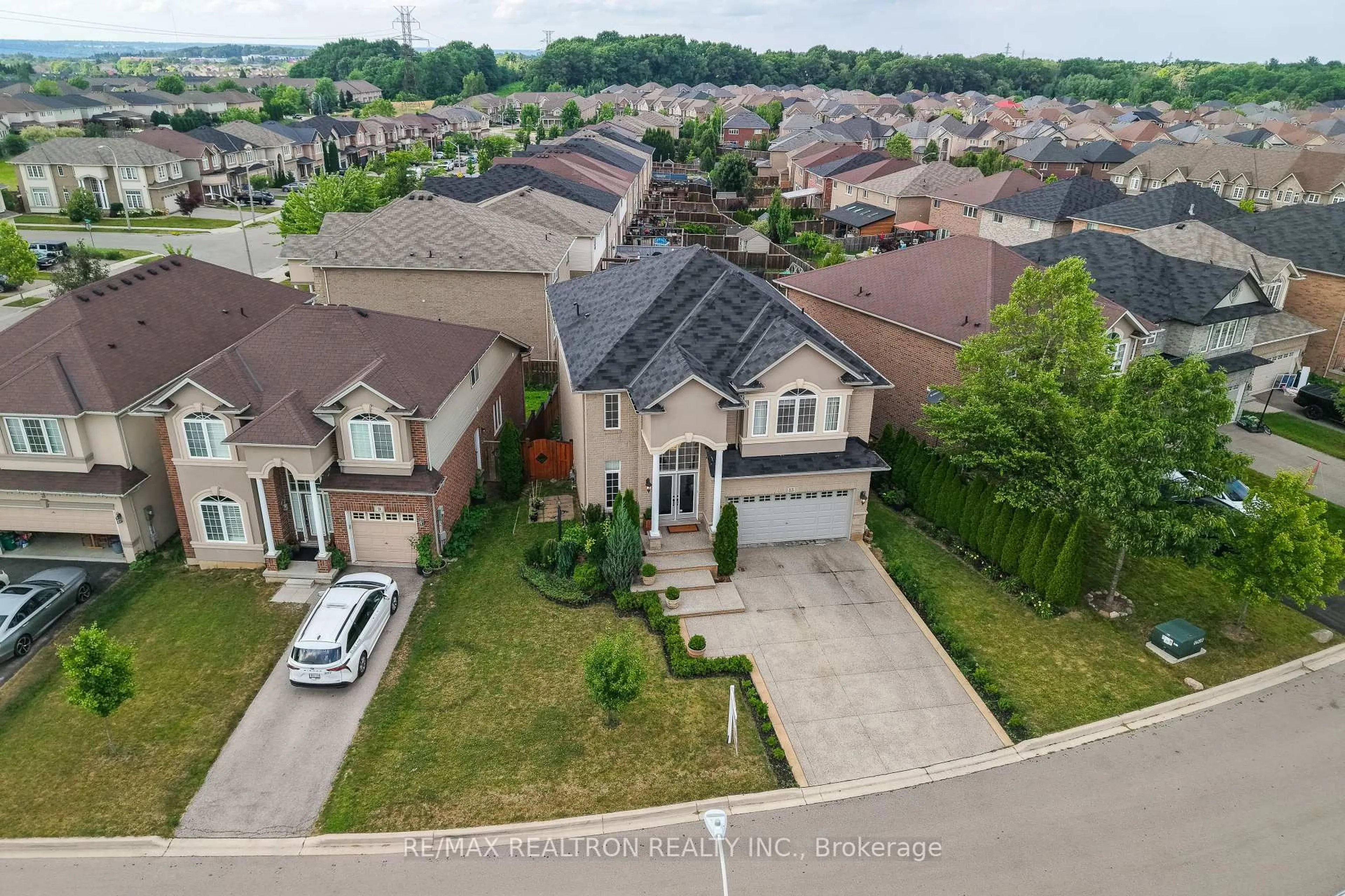 A pic from outside/outdoor area/front of a property/back of a property/a pic from drone, street for 15 House Lane, Hamilton Ontario L9K 0G1