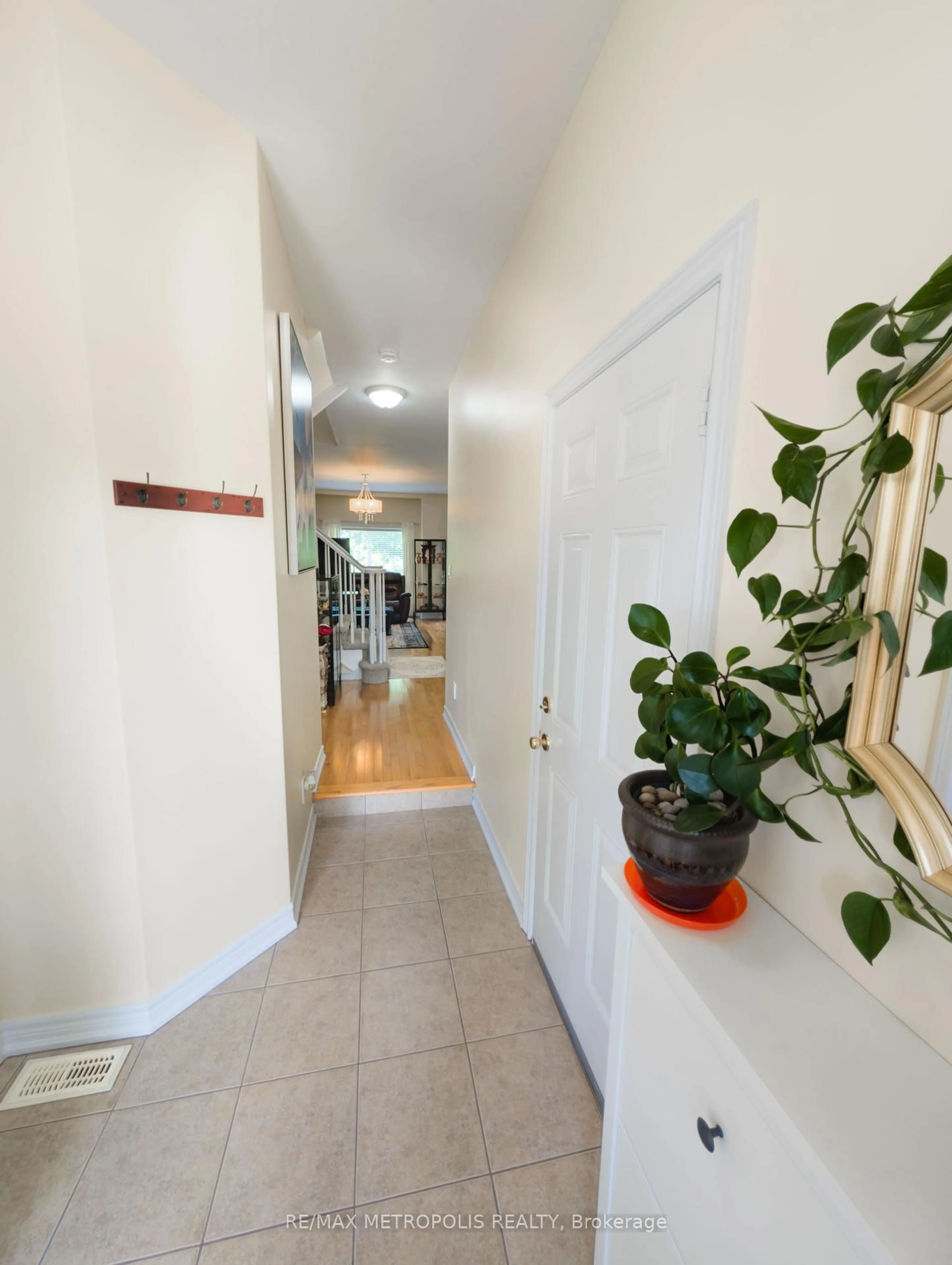 Indoor foyer for 58 Chloe St, St. Catharines Ontario L2P 0A5