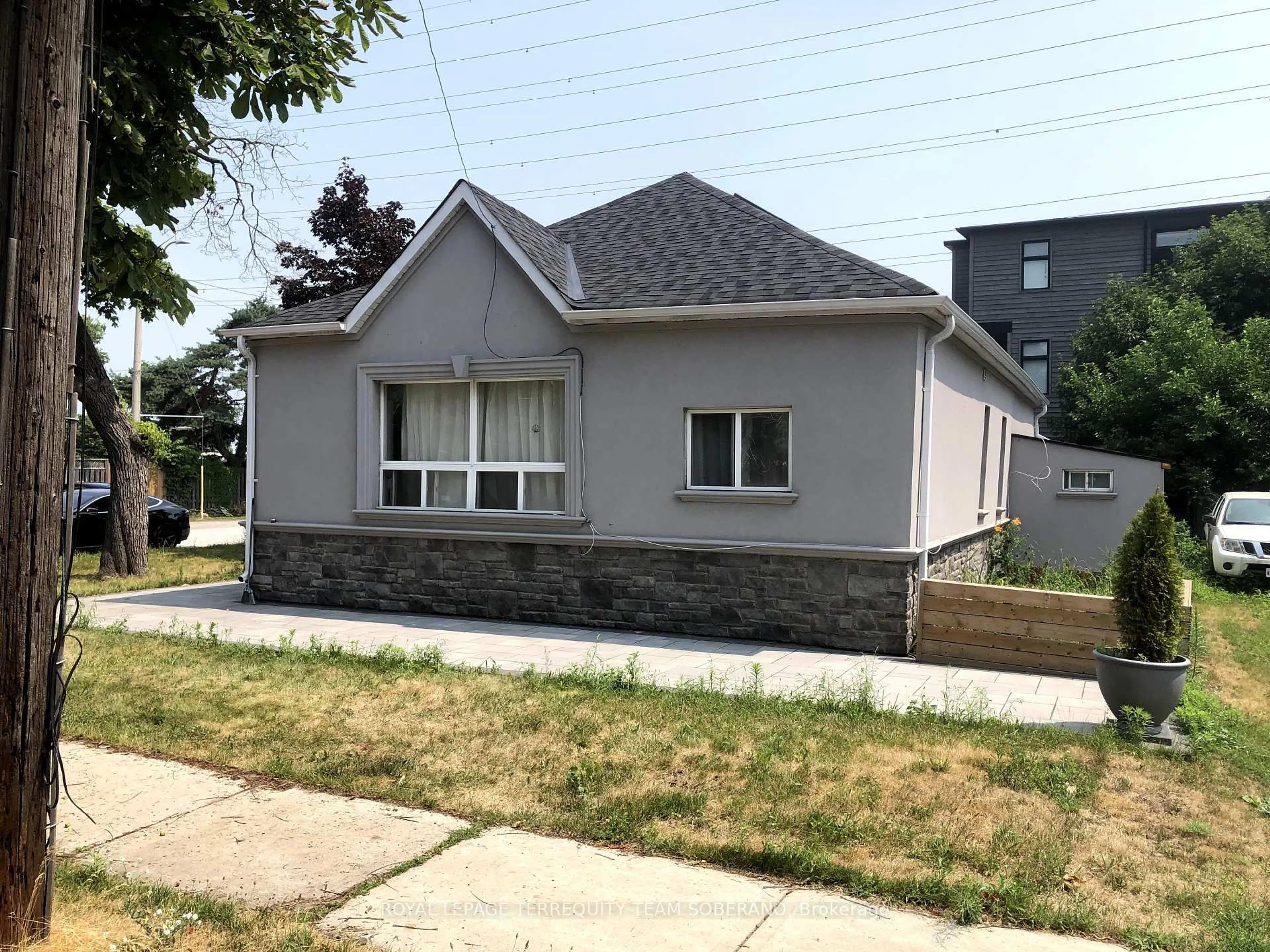 Home with vinyl exterior material, street for 831 Beach Blvd, Hamilton Ontario L8H 6Z2