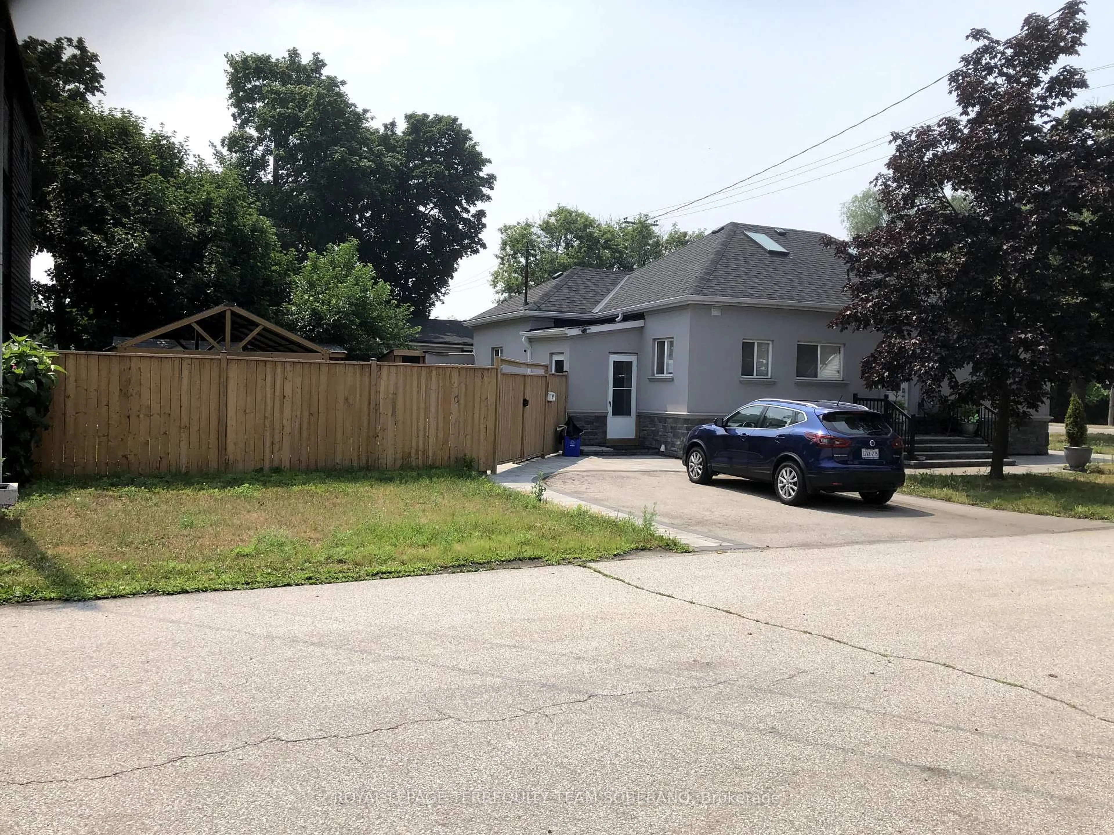 A pic from outside/outdoor area/front of a property/back of a property/a pic from drone, street for 831 Beach Blvd, Hamilton Ontario L8H 6Z2